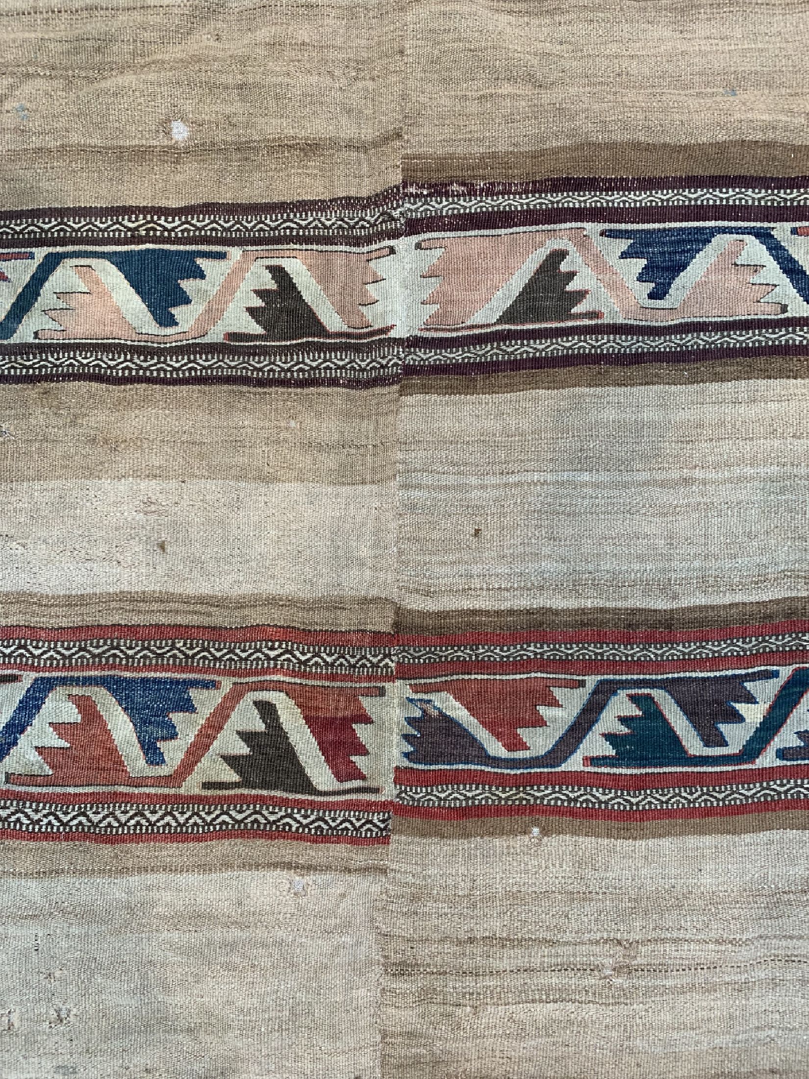 Detail b: Antiker"Kapadokkien"Kelim, Türkei, 19.Jhd, Wolle auf Wolle, ca. 284 x 139 cm, EHZ: 4, (auf Leinen aufgenäht)