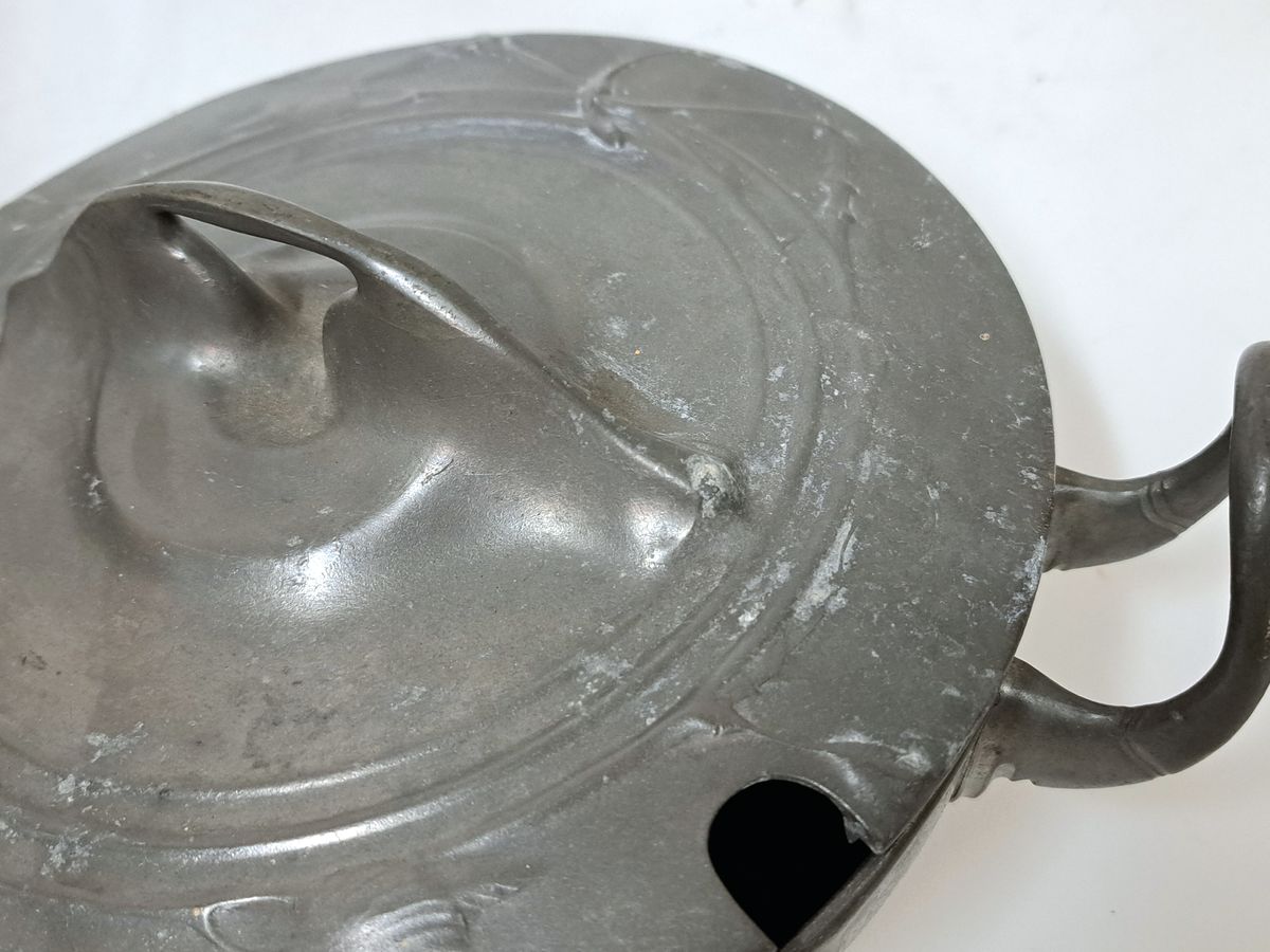 Detail i: Großes Lot Jugendstilzinn: Gemüse-/ Puddingschüssel, Entw. Hermann Fauser 1901/02;gravierter Einsatz mit Widmung, Birkenzweig- Dekor, Blatt u. ...