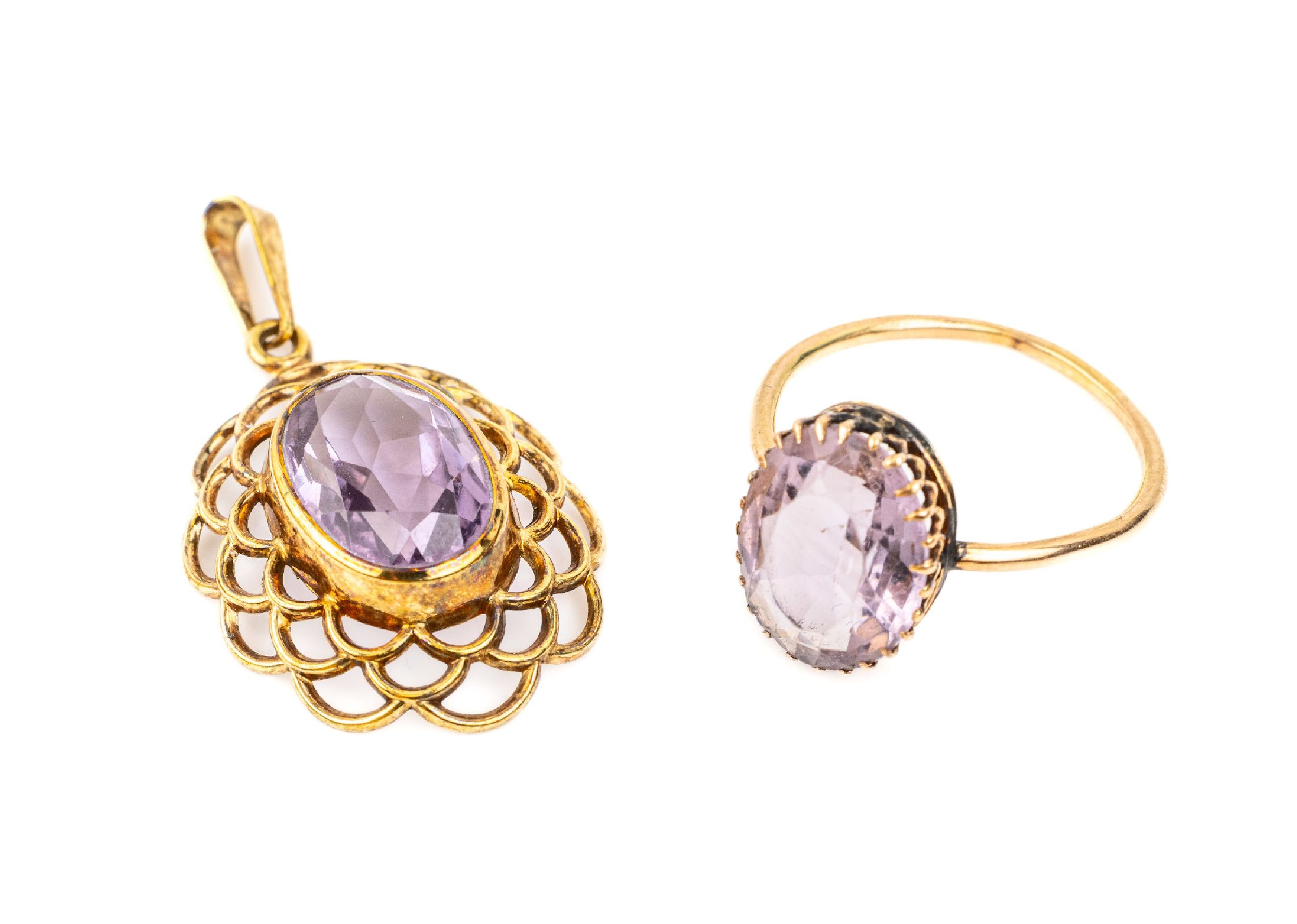 Gold Amethyst-Konvolut, GG 585/000 und GG 333/000, best. aus: 1 Ring, ovalfacett. Amethyst ca. 2.40 ct, RW 59, und 1 Anhänger, ovalfacett. Amethyst ...