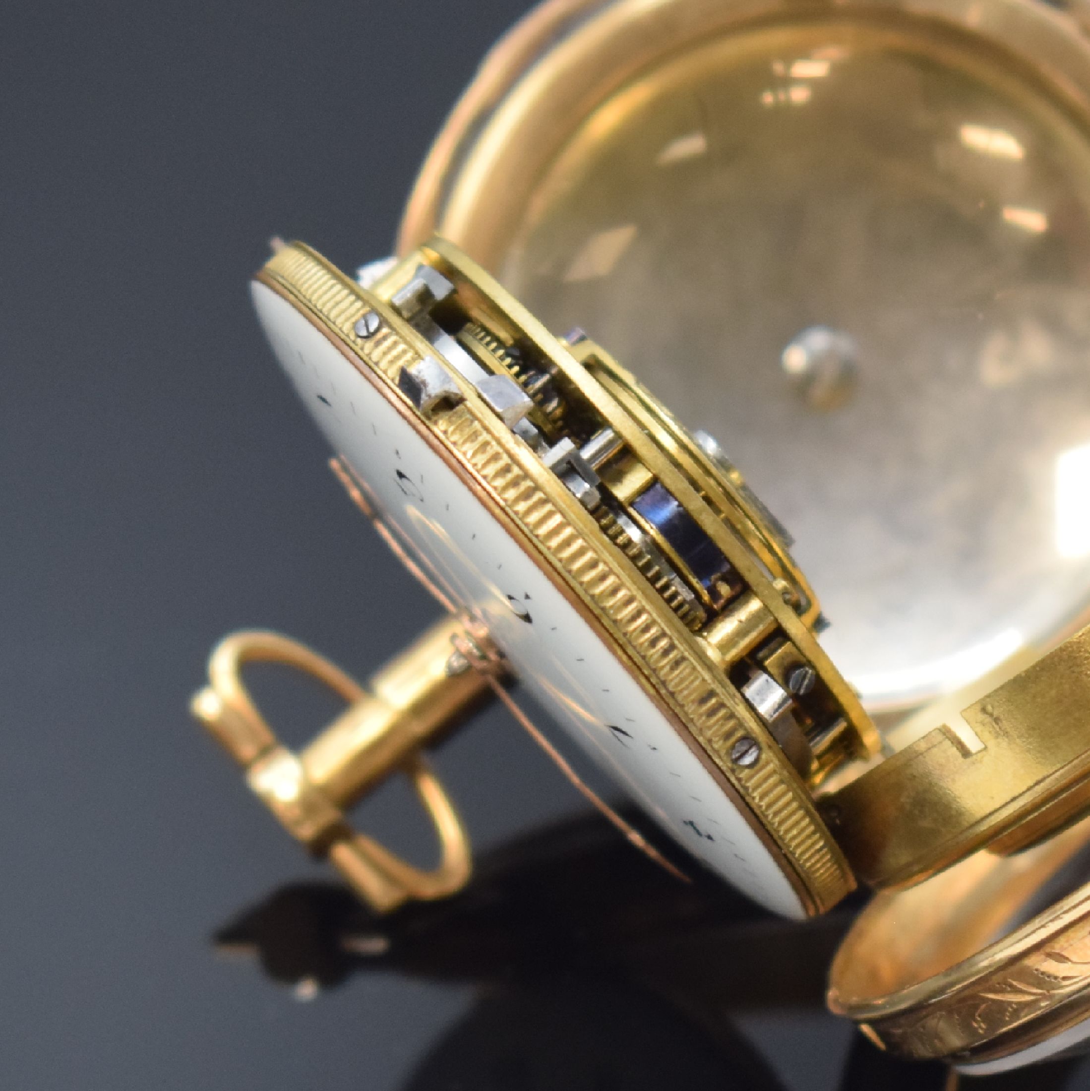 Detail e: Spindeltaschenuhr in RoseG 750/000 mit 1/4-Stunden-Repetition, Schweiz um 1800, 2- teil. Geh., Glasrand am Scharnier, Emailzifferbl. m. arab. Zahlen, ...