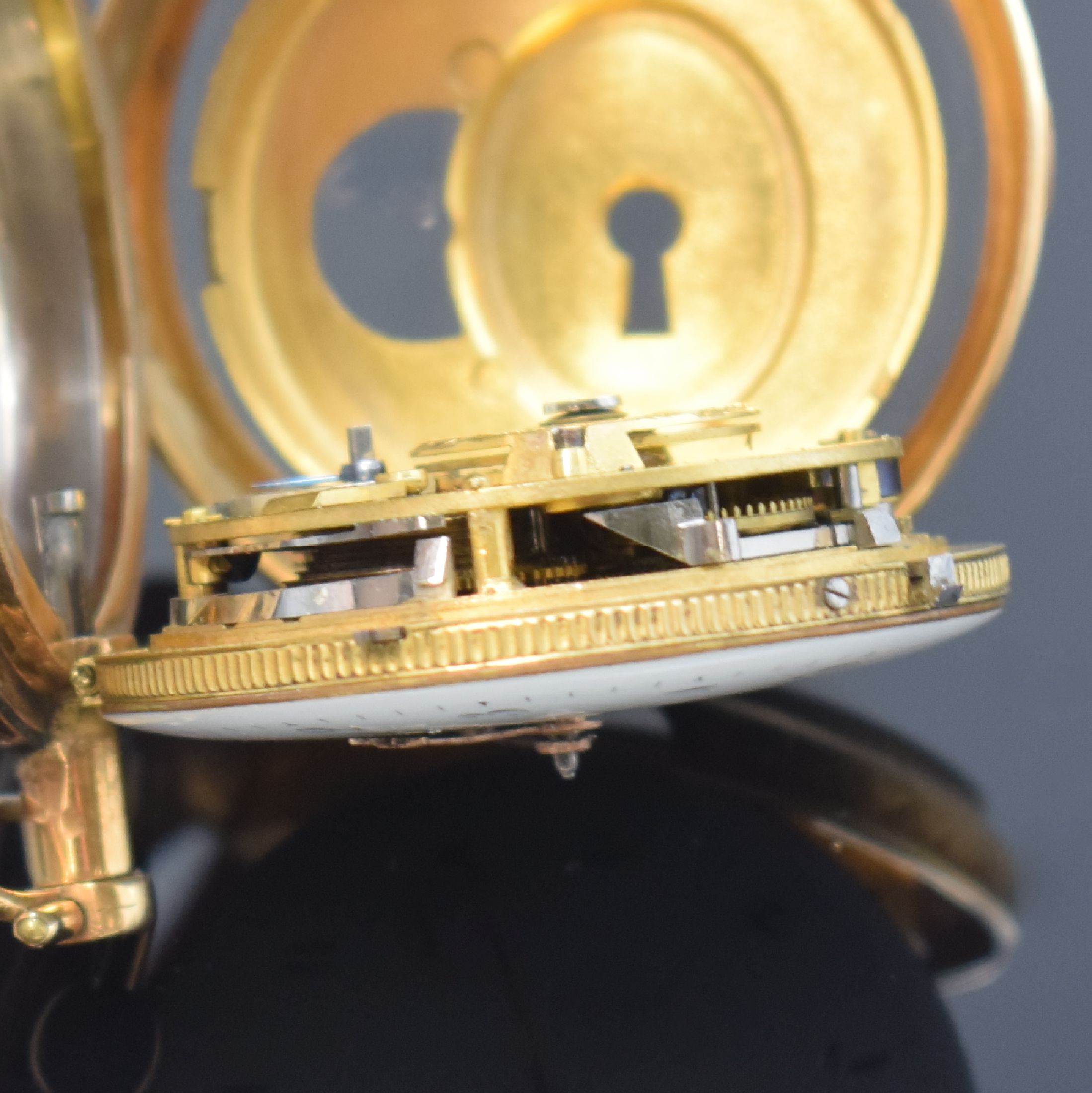 Detail f: Spindeltaschenuhr in RoseG 750/000 mit 1/4-Stunden-Repetition, Schweiz um 1800, 2- teil. Geh., Glasrand am Scharnier, Emailzifferbl. m. arab. Zahlen, ...
