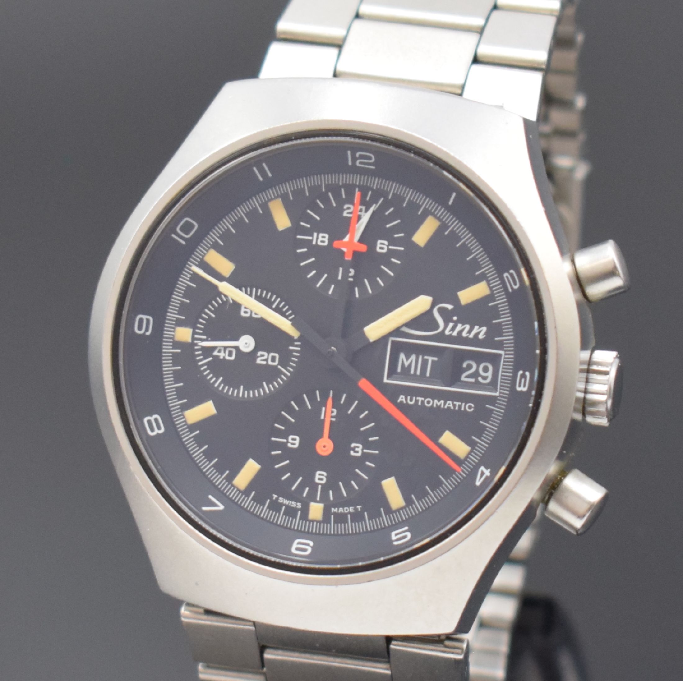 Detail a: SINN Herrenarmbanduhr mit Chronograph, Schweiz/Deutschland um 1990, Automatik, verschr. Edelstahlgeh., unsign. Gliederband m. Faltschl., schwarzes ...
