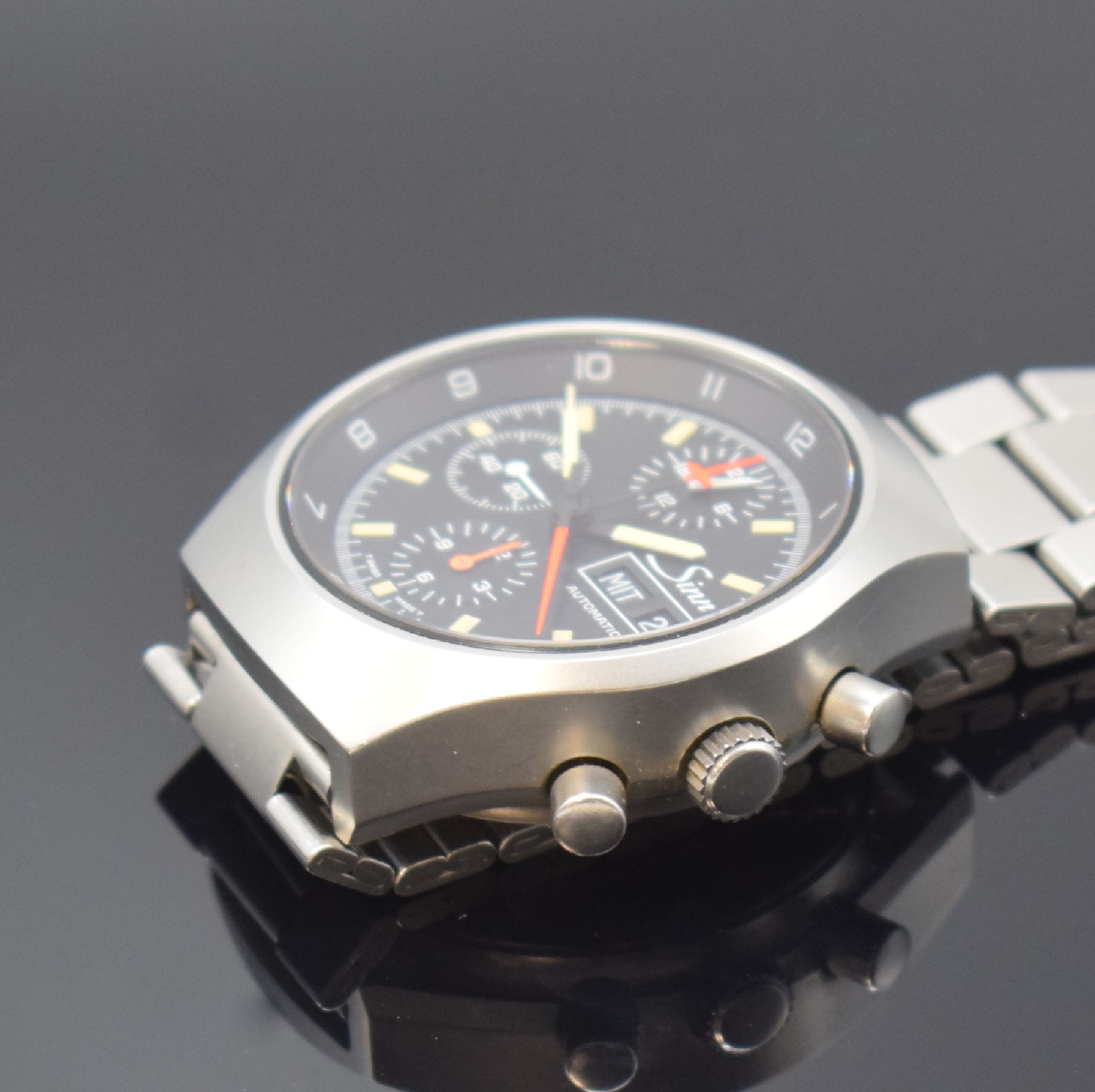Detail b: SINN Herrenarmbanduhr mit Chronograph, Schweiz/Deutschland um 1990, Automatik, verschr. Edelstahlgeh., unsign. Gliederband m. Faltschl., schwarzes ...