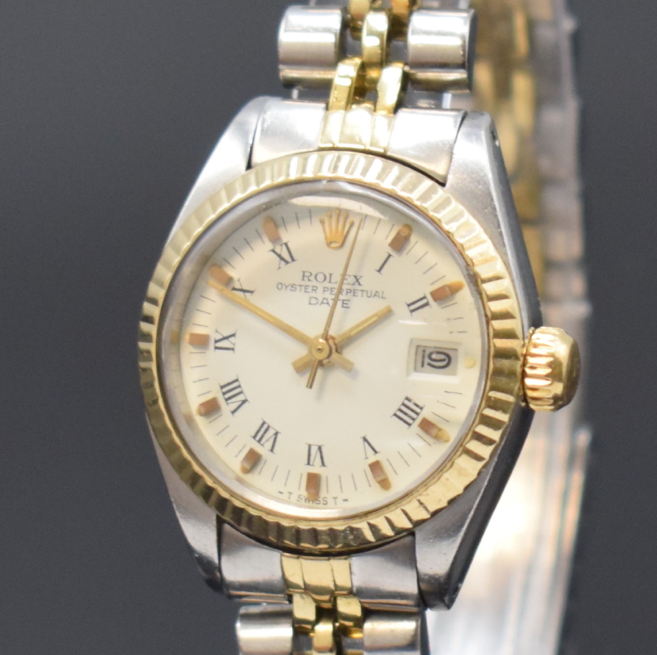 Detail a: ROLEX Damenarmbanduhr Oyster Perpetual Date Referenz 6917, Schweiz um 1982, Automatik, Edelstahl u. Gold komb., Jubileeband mit Faltschl., Boden und ...