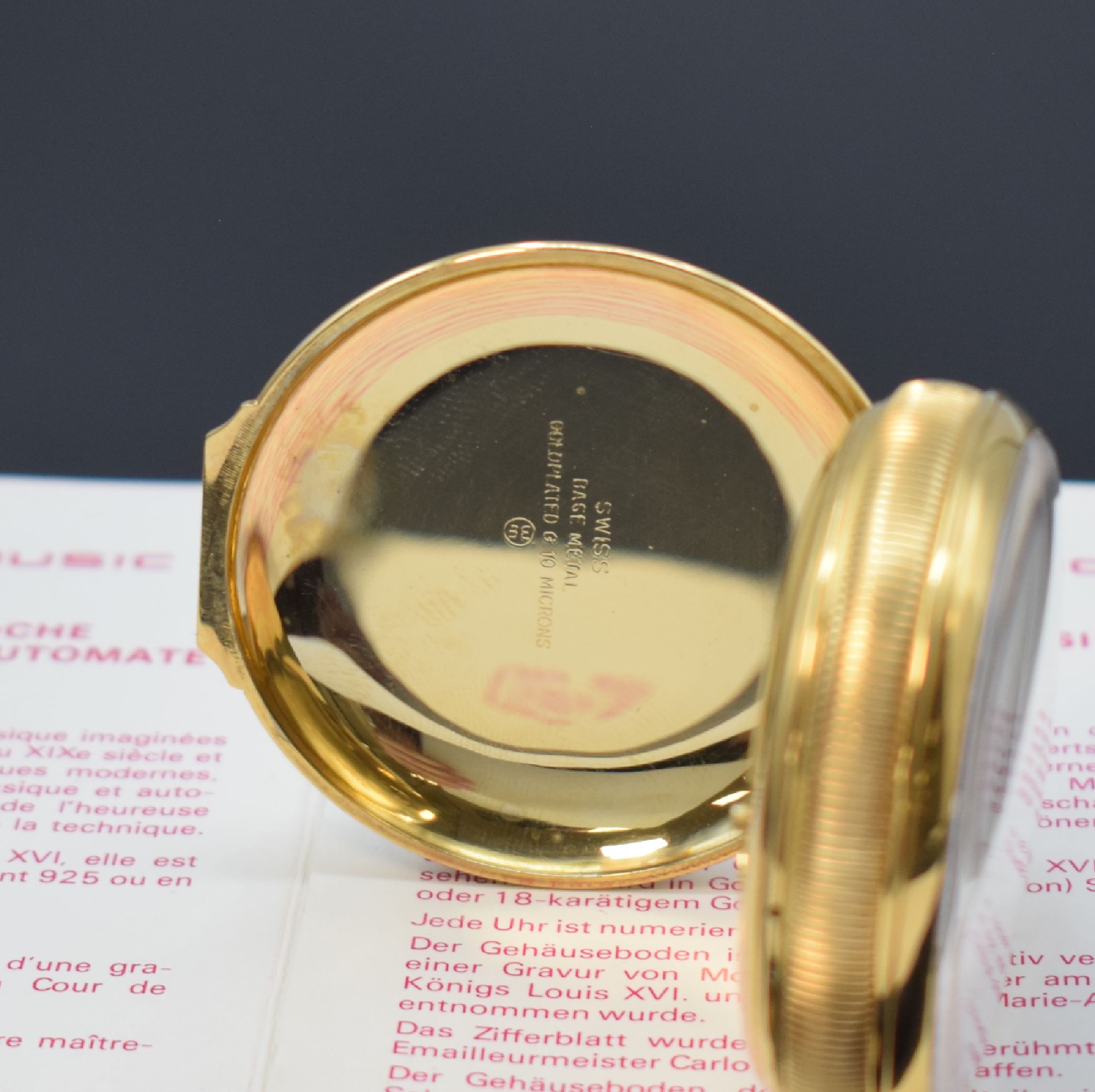 Detail b: REUGE Taschenuhr mit Wecker-Spieluhr und Figurenautomat, Schweiz um 1990, verg. Geh., Rückdeckel m. grav. Musikinstrumenten, weißes Zifferbl. b. ...