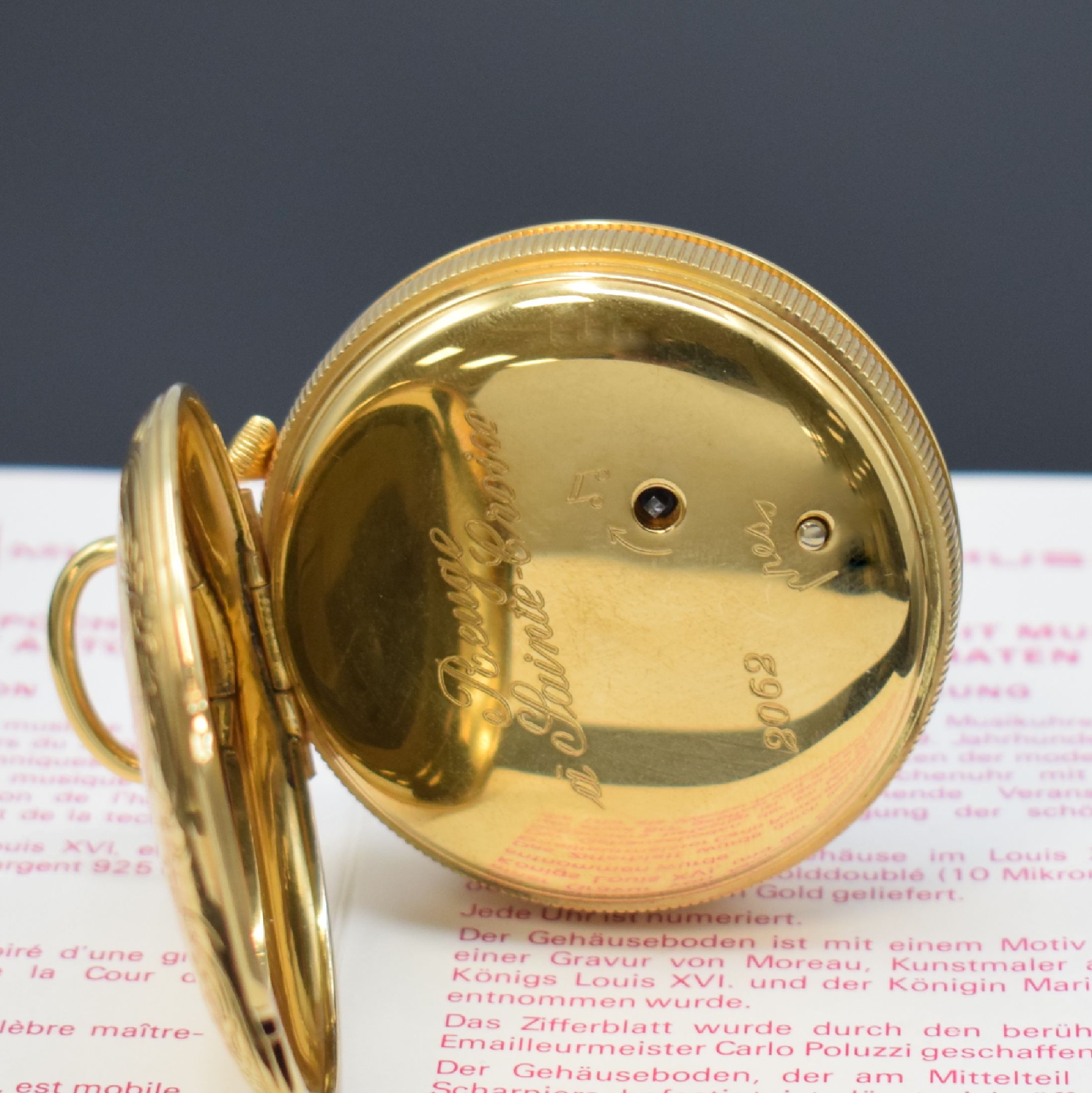 Detail c: REUGE Taschenuhr mit Wecker-Spieluhr und Figurenautomat, Schweiz um 1990, verg. Geh., Rückdeckel m. grav. Musikinstrumenten, weißes Zifferbl. b. ...