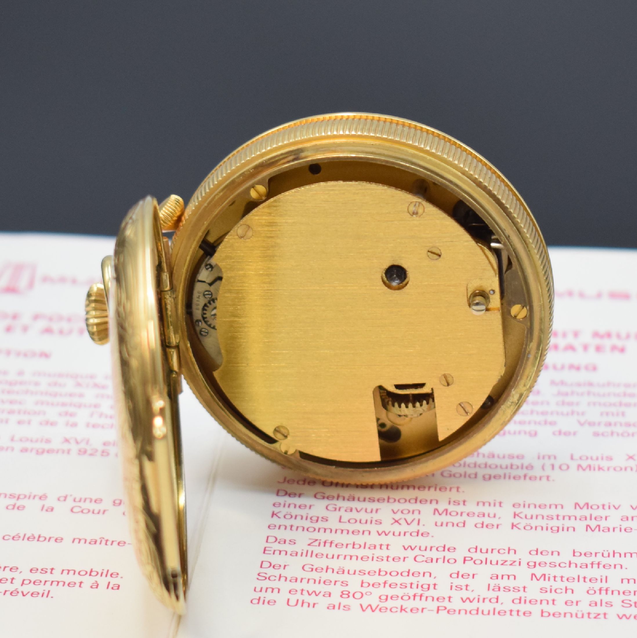 Detail d: REUGE Taschenuhr mit Wecker-Spieluhr und Figurenautomat, Schweiz um 1990, verg. Geh., Rückdeckel m. grav. Musikinstrumenten, weißes Zifferbl. b. ...