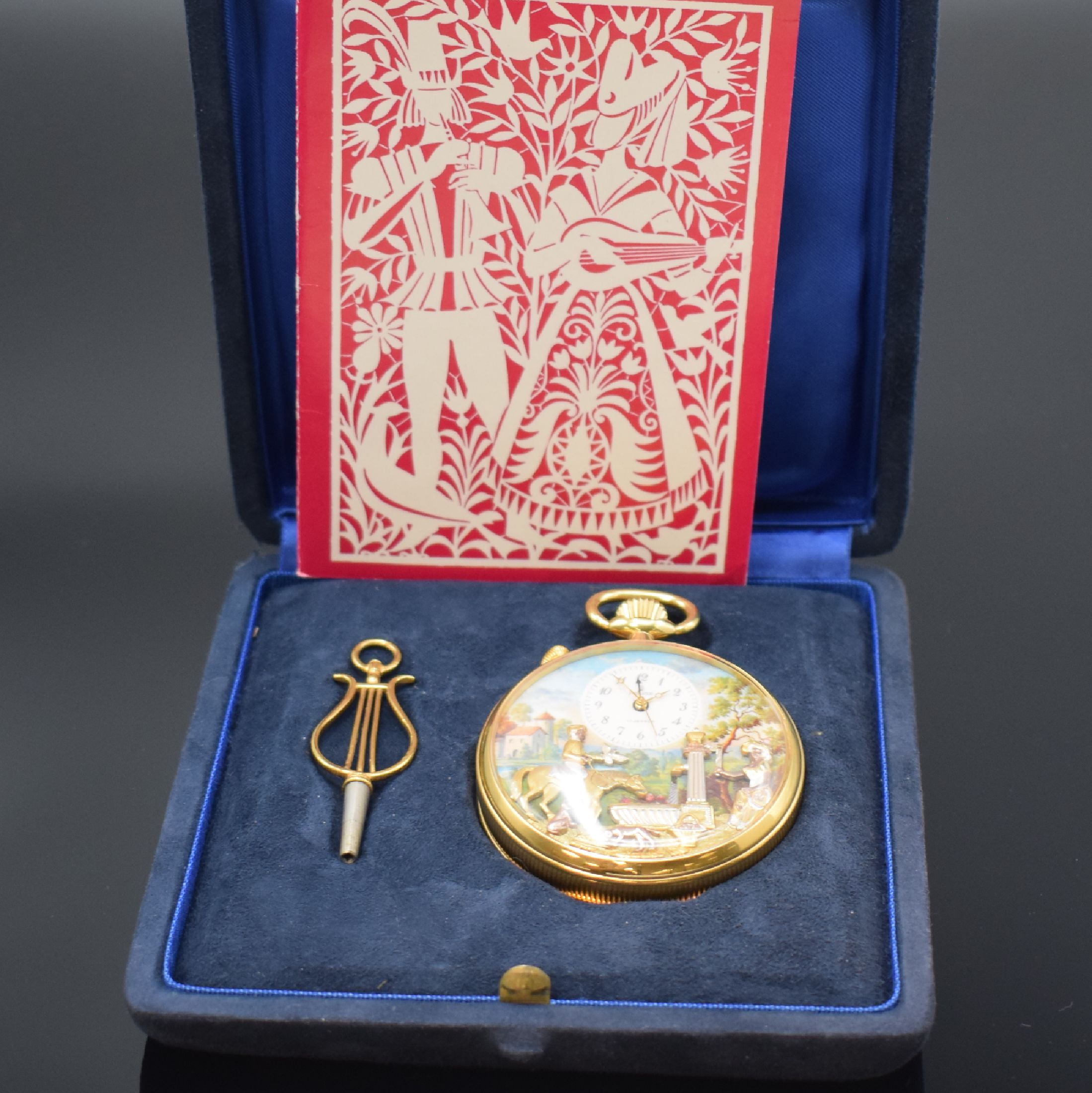 Detail e: REUGE Taschenuhr mit Wecker-Spieluhr und Figurenautomat, Schweiz um 1990, verg. Geh., Rückdeckel m. grav. Musikinstrumenten, weißes Zifferbl. b. ...