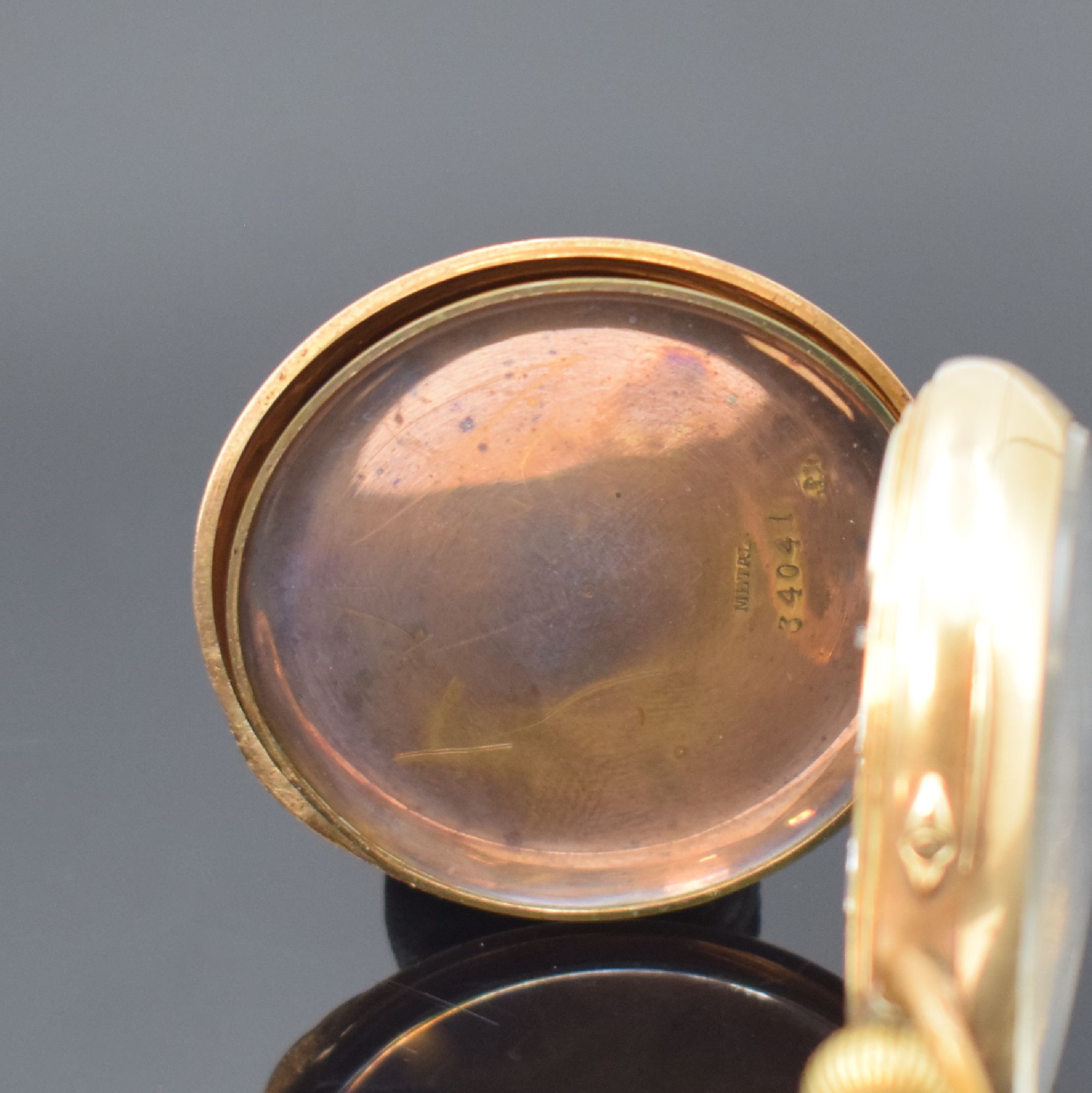 Detail d: Offene Taschenuhr in GG 585/000, Schweiz um 1900, Geh. dell., guill. Rückdeckel, Metallcuvette, Emailzifferbl. m. röm. Zahlen, gebl. Zeiger, kl. ...