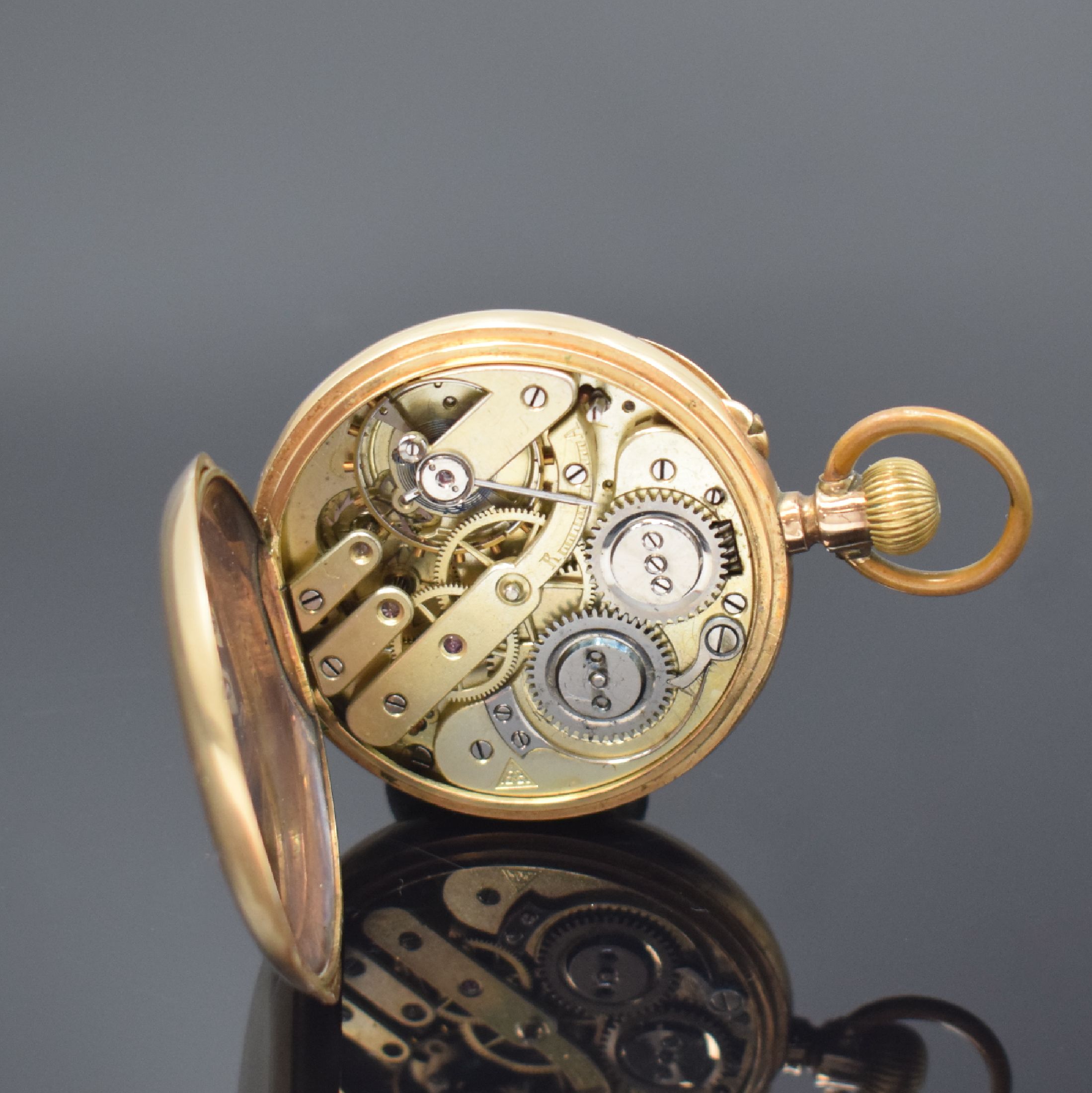 Detail e: Offene Taschenuhr in GG 585/000, Schweiz um 1900, Geh. dell., guill. Rückdeckel, Metallcuvette, Emailzifferbl. m. röm. Zahlen, gebl. Zeiger, kl. ...