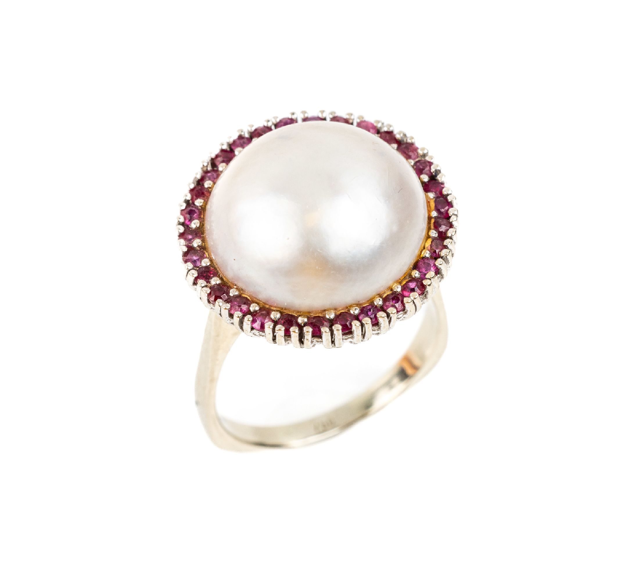 18 kt Gold Perl-Rubin-Ring, WG 750/000, mittig Mabeperle, D. ca. 16 mm, umgeben von rundfacett. Rubinen zus. ca. 1.0 ct, RW 58, ca. 9.1 g, ...
