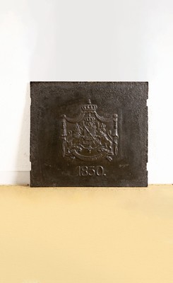 Image 26658878 - Smaller oven plate, Kingdom of Bavaria dated 1850, provenance Middle Franconia, under the reign of King Maximilian II, fine relief cast iron with royal coat of arms and crowned canopy, with the king's motto: "Gerecht und Beharrlich", then cast in the Ober-Eichstätt ironworks the management/property of the Duke of Leuchtenberg, in original condition, 53.5 x47cm, weight approx. 13 kilos, due to age traces of usage, ready for daily use