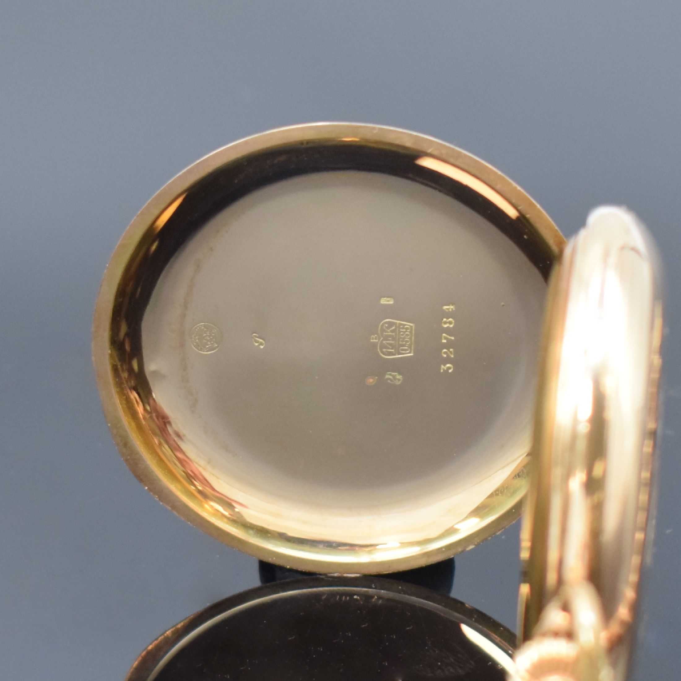 Detail d: SYSTEM GLASHÜTTE Herrensavonette in RG 585/000, Schweiz um 1910, glattes 2-Deckel Goldgeh. dell., Monogramm-Grav. auf dem Sprungdeckel, cremefarb. ...
