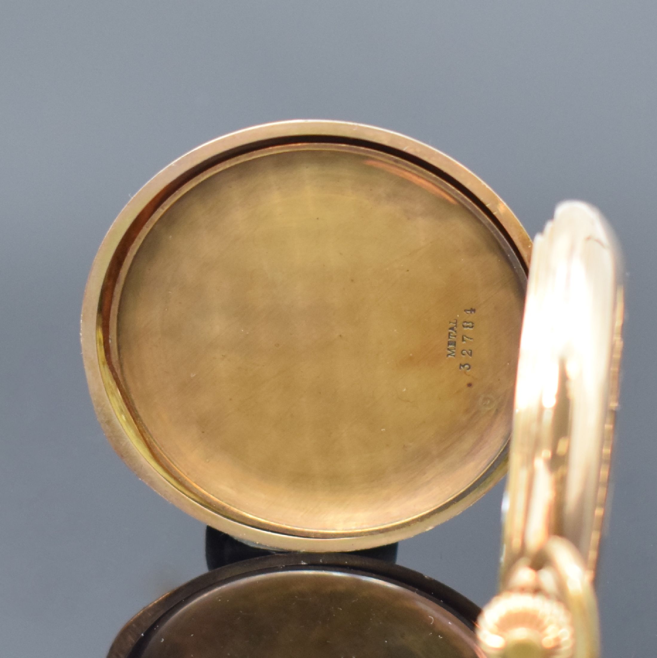 Detail f: SYSTEM GLASHÜTTE Herrensavonette in RG 585/000, Schweiz um 1910, glattes 2-Deckel Goldgeh. dell., Monogramm-Grav. auf dem Sprungdeckel, cremefarb. ...