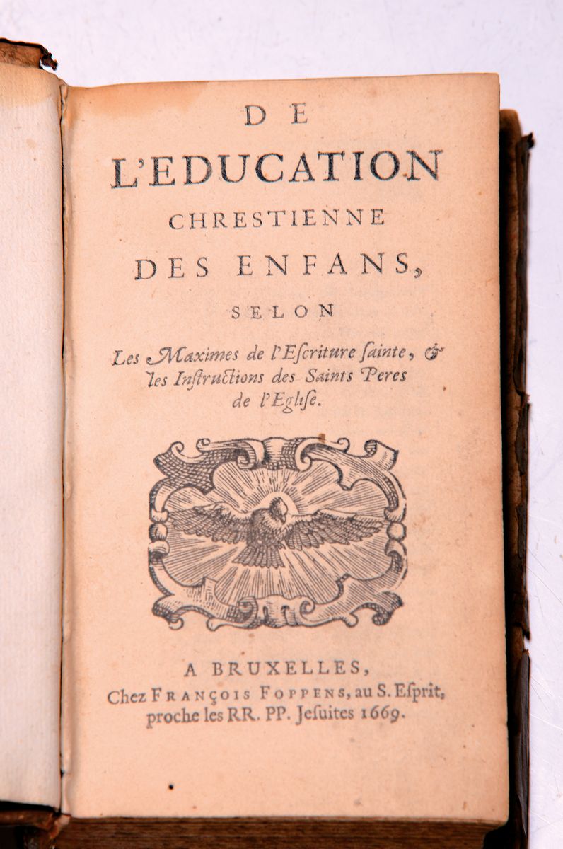 De L'Education Chrestienne des Enfans, Brüssel, Francois Foppens 1669, 323 S., durchgehend altersgerecht guter Zustand, Ledereinband l. lädiert