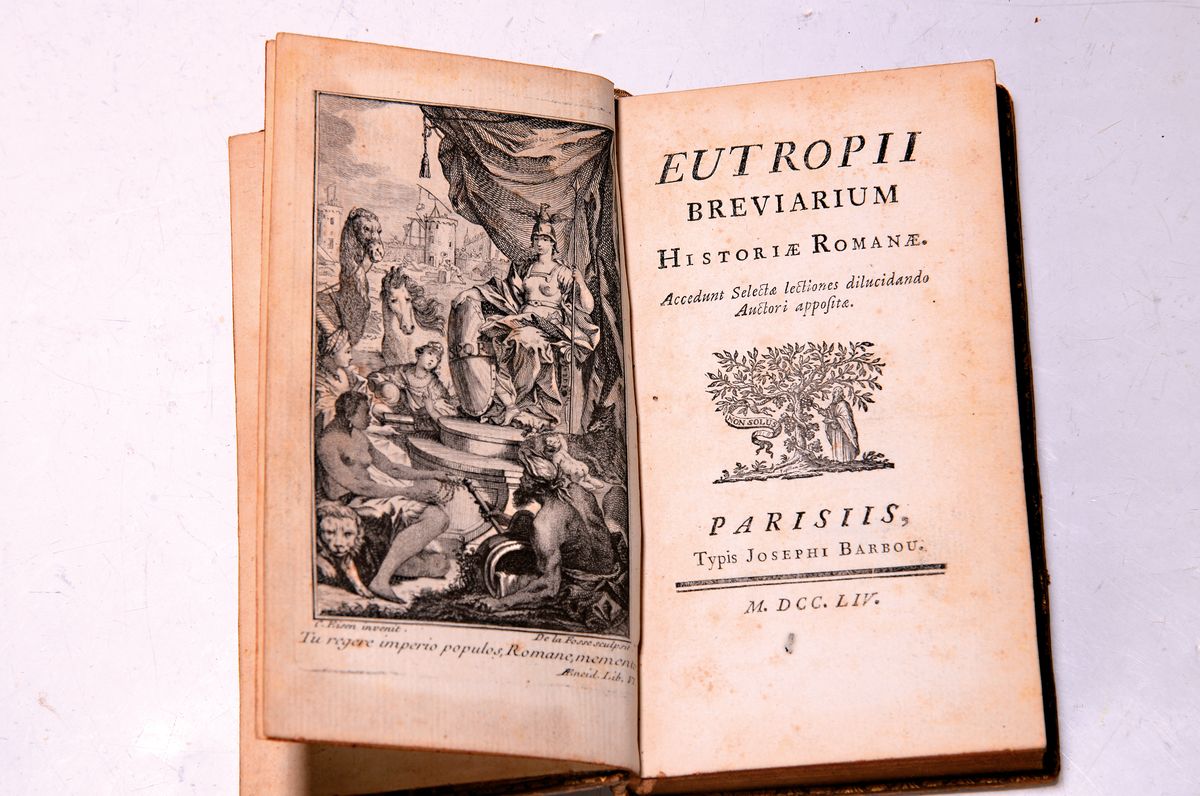 Eutropius: Breviarium Historiae Romanae, Paris, Joseph Barbou 1754, 221 S., Titelkupfer, illustrierte Titel der Kapitel, geprägter Ledereinband, ...