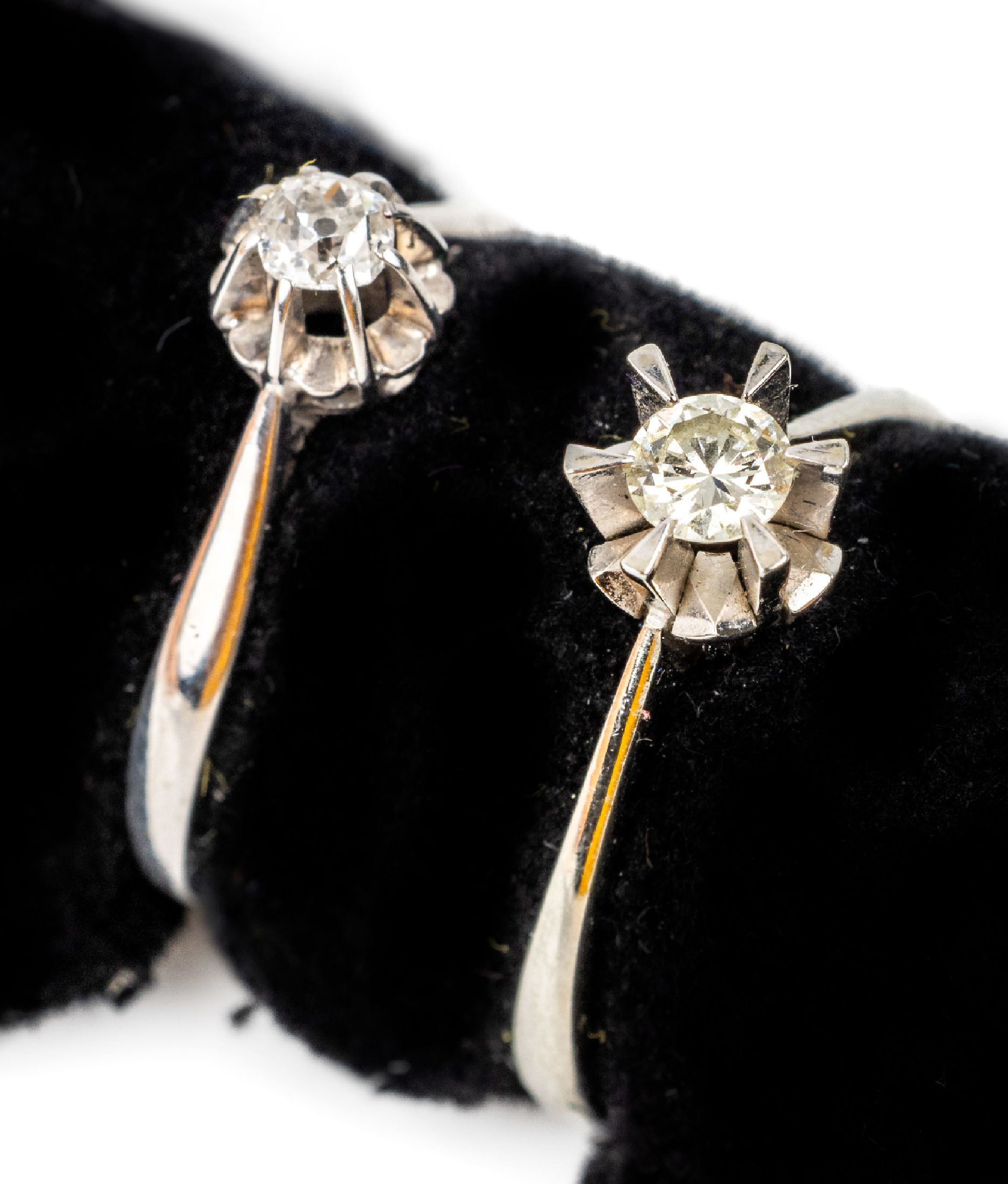 Gold Diamant-Konvolut, best. aus: 1 x Ring WG 585/000 mit Brillant ca. 0.20 ct Weiß/p, RW 57, 1 x Ring WG 750/000mit Altschliffdiamant ca. 0.15 ct ...