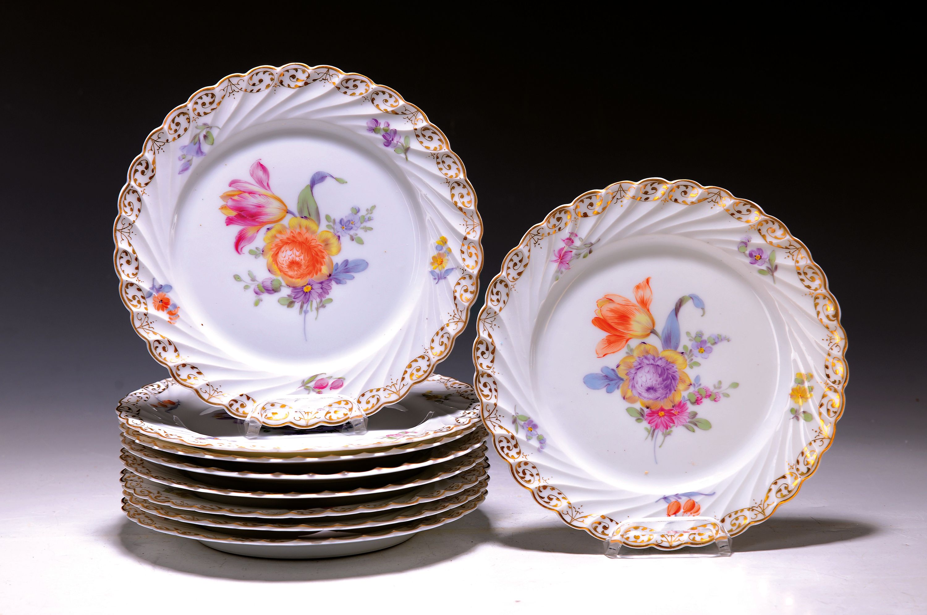 9 Kuchenteller, Nymphenburg, 20.Jh., Porzellan, Goldbordüre, Streublumendekor, reliefierte Fahne, Alterssp., berieben, D. 19 cm