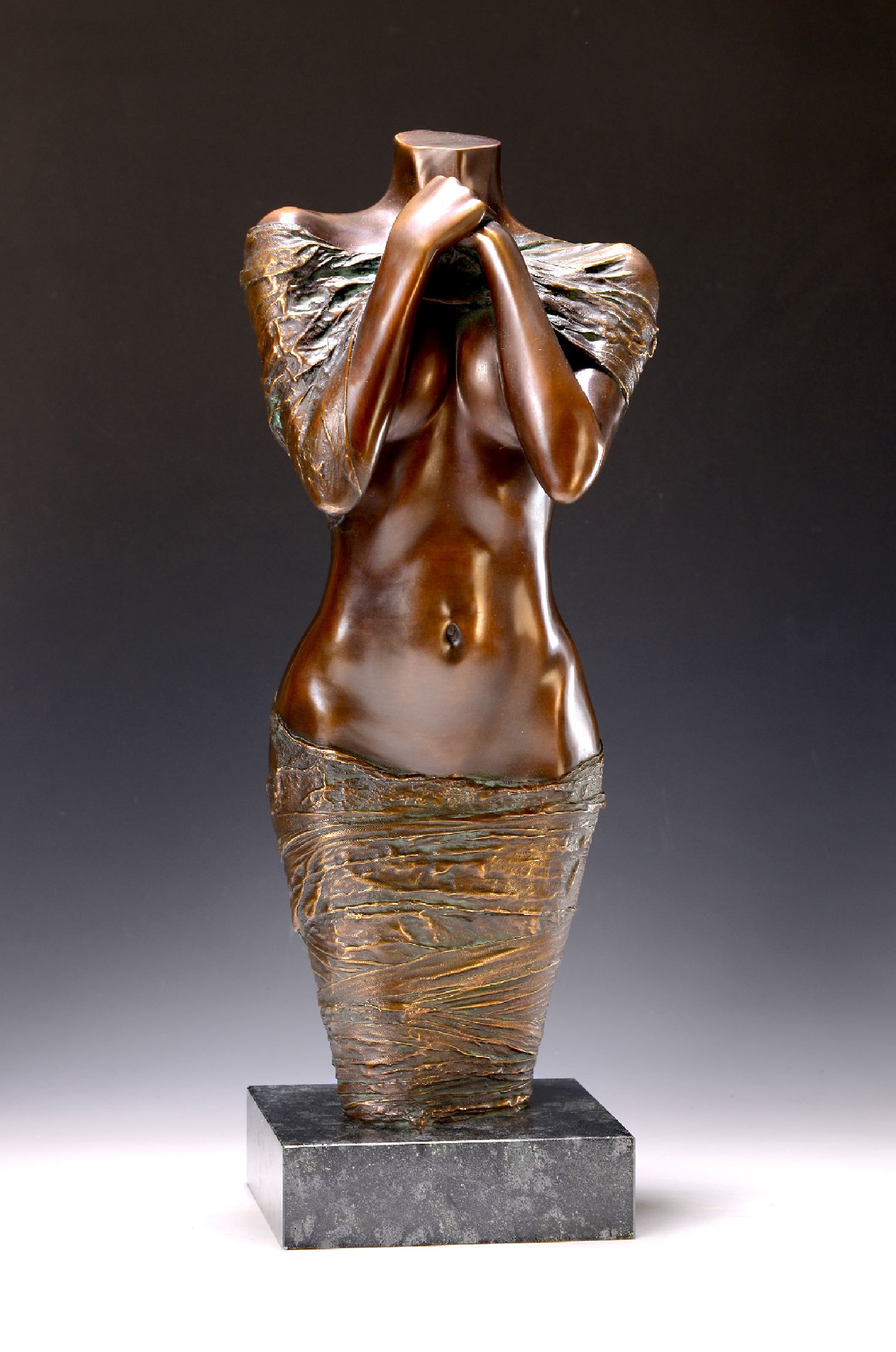 Willi Kissmer,geb. 1951, stehender Halbakt, Bronze Skulptur, sign., num. 42/49, H. ca. 53 cm