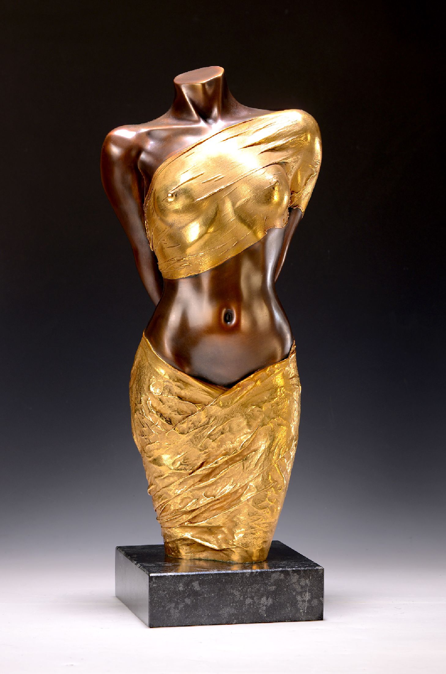 Willi Kissmer, geb. 1951, Halbakt mit 2 Tüchern, Bronzeskulptur mit vergoldeten Tüchern, sign., num. 23/99, H. 53 cm