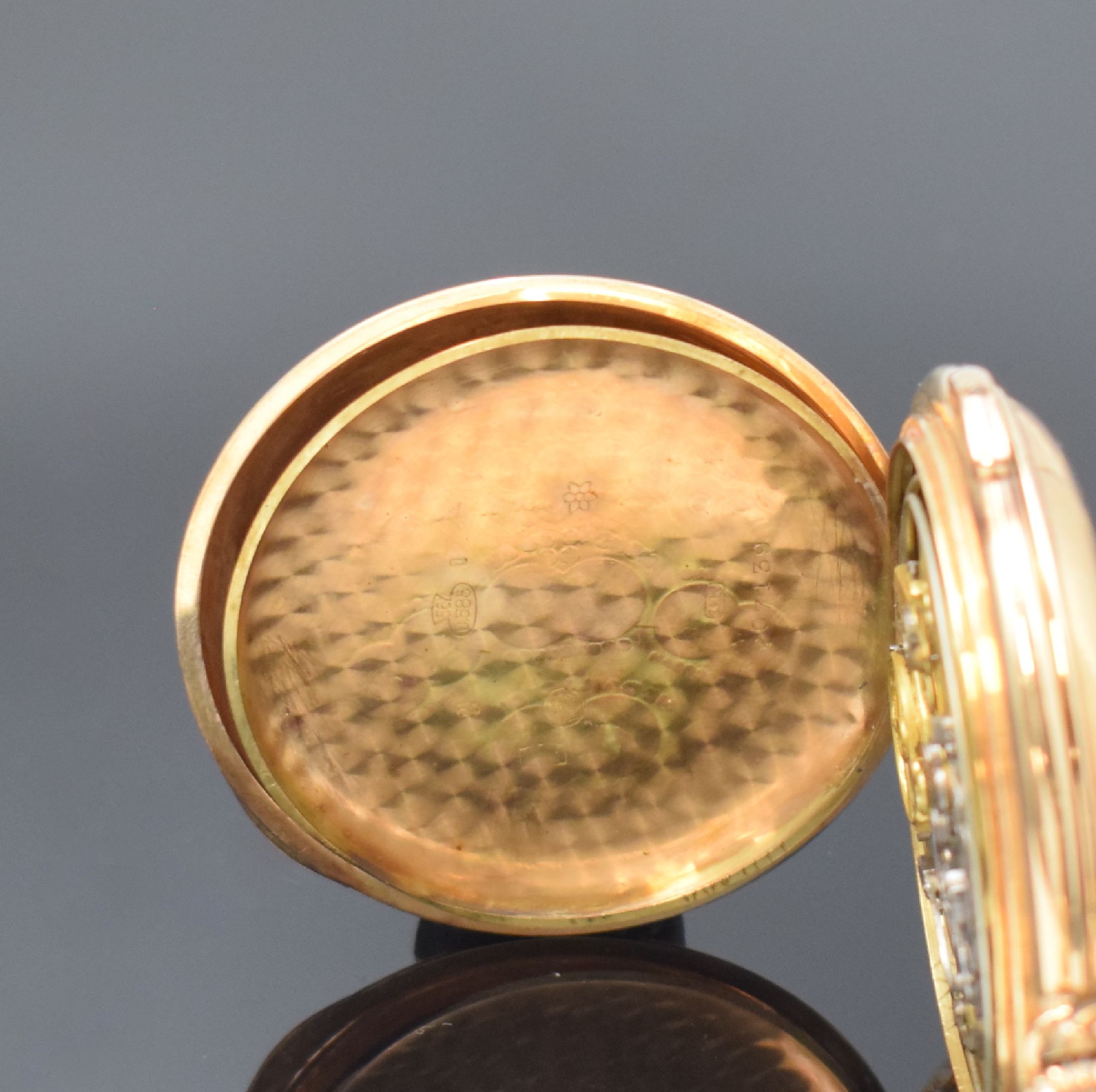 Detail d: Savonette in RoseG 585/000 mit 1/4- Stundenrepetition und Chronograph, Schweiz um 1900, 3-Deckel Goldgeh. dell., Emailzifferbl. m. arab. Zahlen, ...