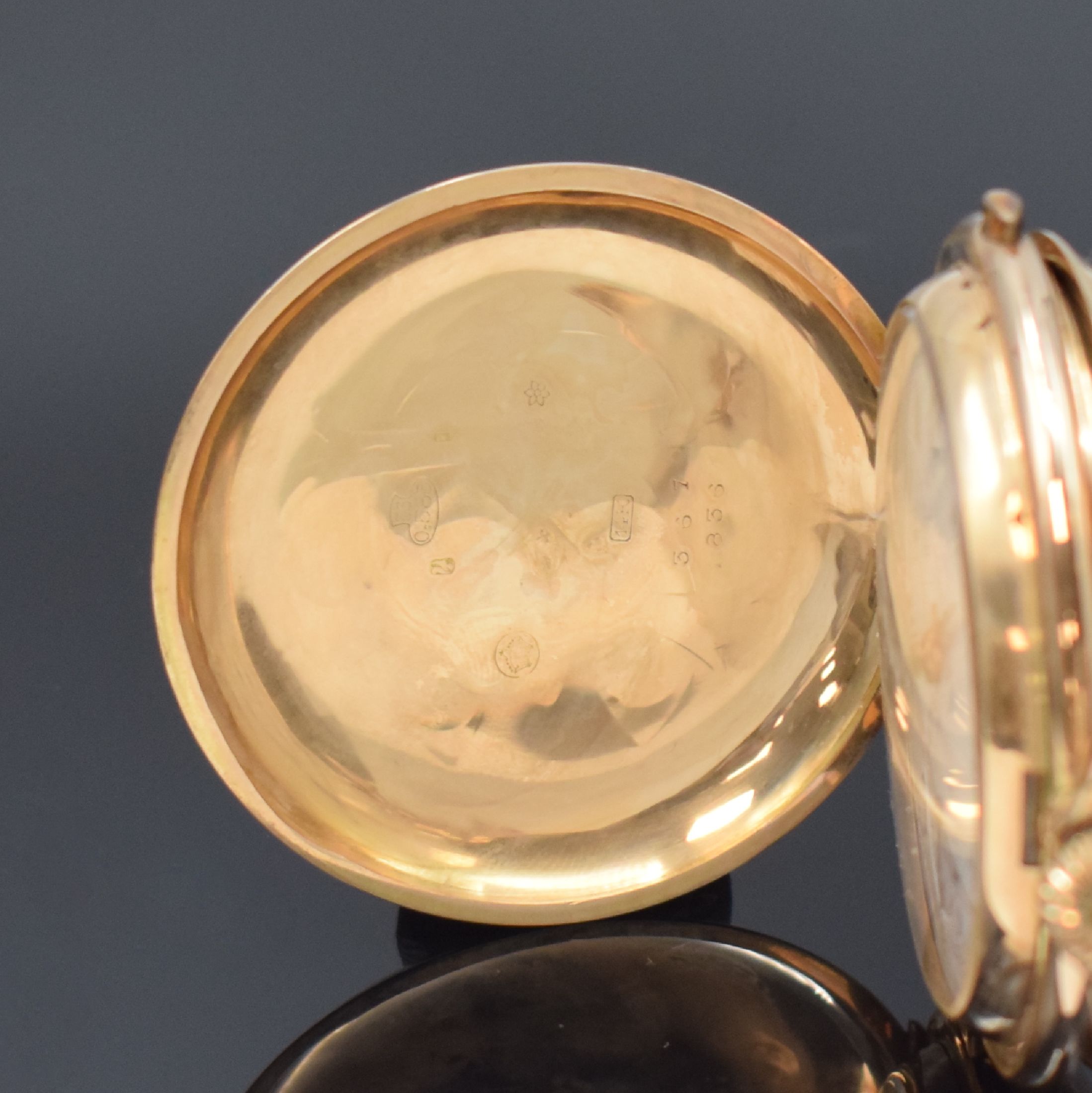 Detail a: Savonette in RoseG 585/000 mit 1/4-Stunden- Repetition und Chronograph, Schweiz um 1900, 3-Deckel-Goldgeh. mit Monogramm, Emailzifferbl. m. arab. ...