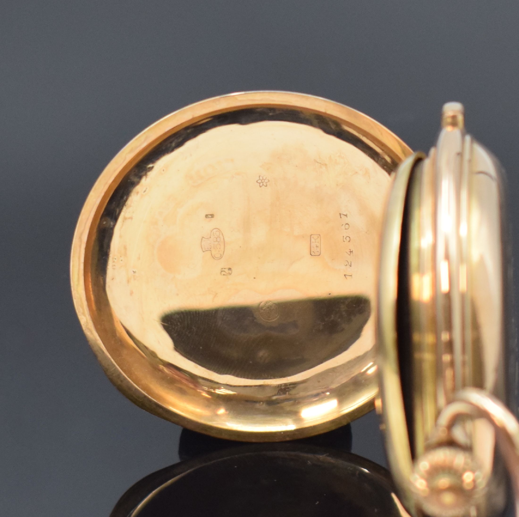 Detail c: Savonette in RoseG 585/000 mit 1/4-Stunden- Repetition und Chronograph, Schweiz um 1900, 3-Deckel-Goldgeh. mit Monogramm, Emailzifferbl. m. arab. ...