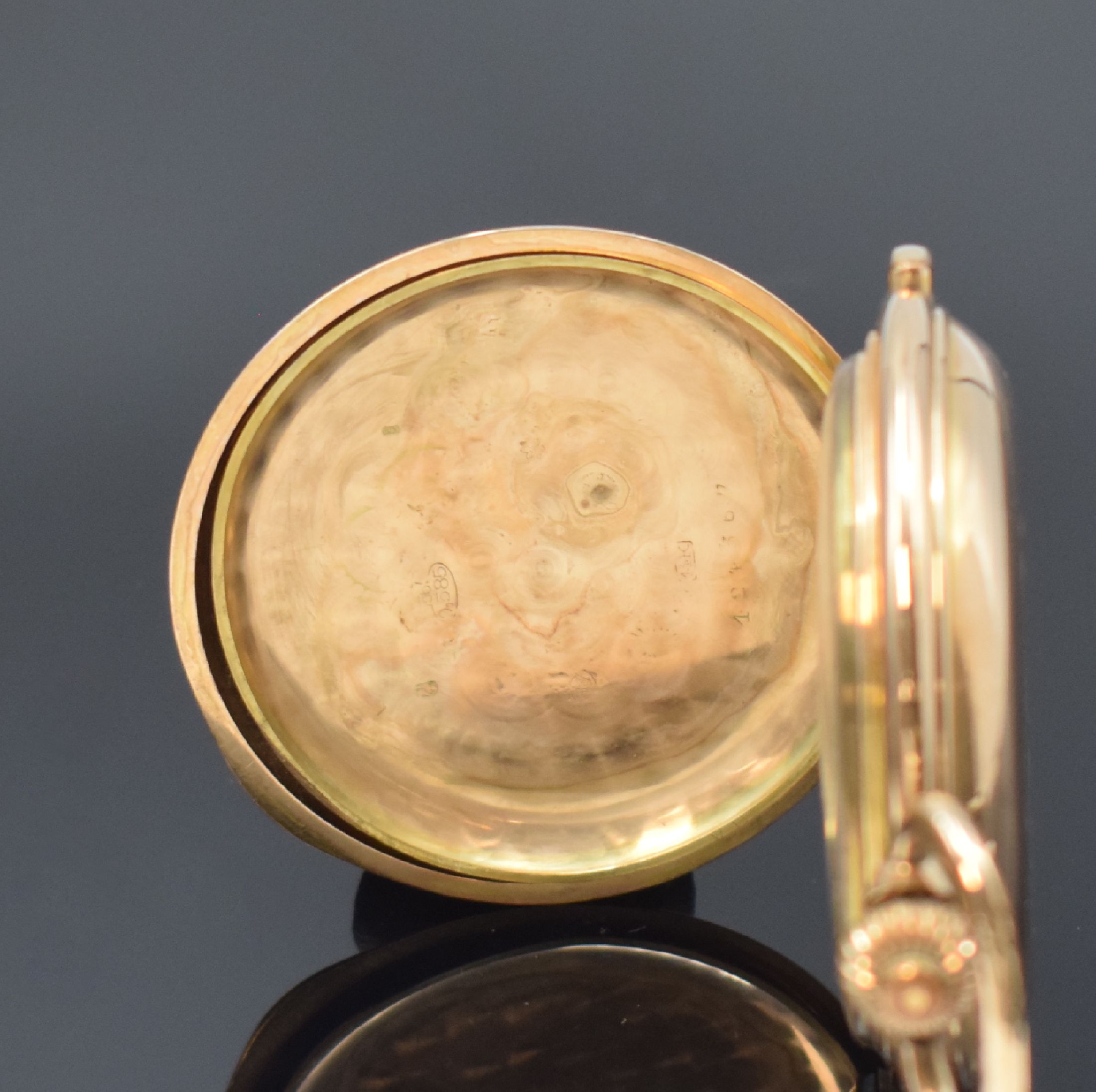 Detail e: Savonette in RoseG 585/000 mit 1/4-Stunden- Repetition und Chronograph, Schweiz um 1900, 3-Deckel-Goldgeh. mit Monogramm, Emailzifferbl. m. arab. ...