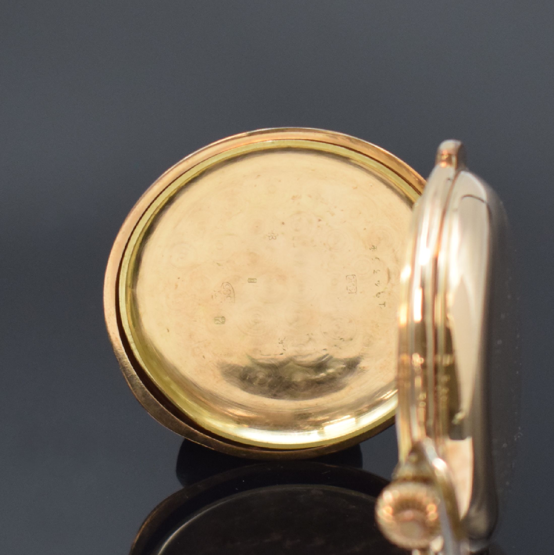 Detail d: Savonette in RoseG 585/000 mit 1/4-Std.- Repetition und Chronograph, Schweiz um 1900, 3-Deckel Goldgeh. dell., Emailzifferbl. m. arab. Zahlen, verg. ...