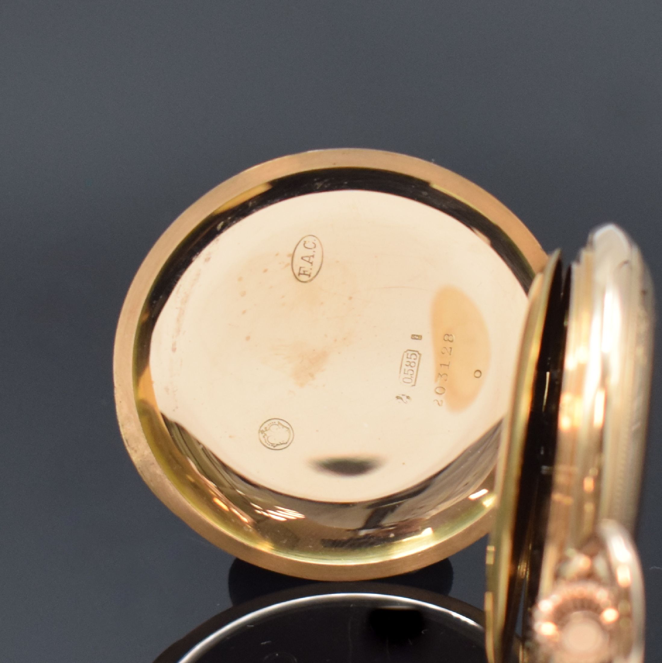 Detail c: Savonette in RG 585/000, Schweiz um 1900, 2-Deckel Goldgeh., Emailzifferbl. m. arab. Zahlen, gold. Zeiger, verg. Werk m. Komp.-Unr. u. Breguet-Sp., ...