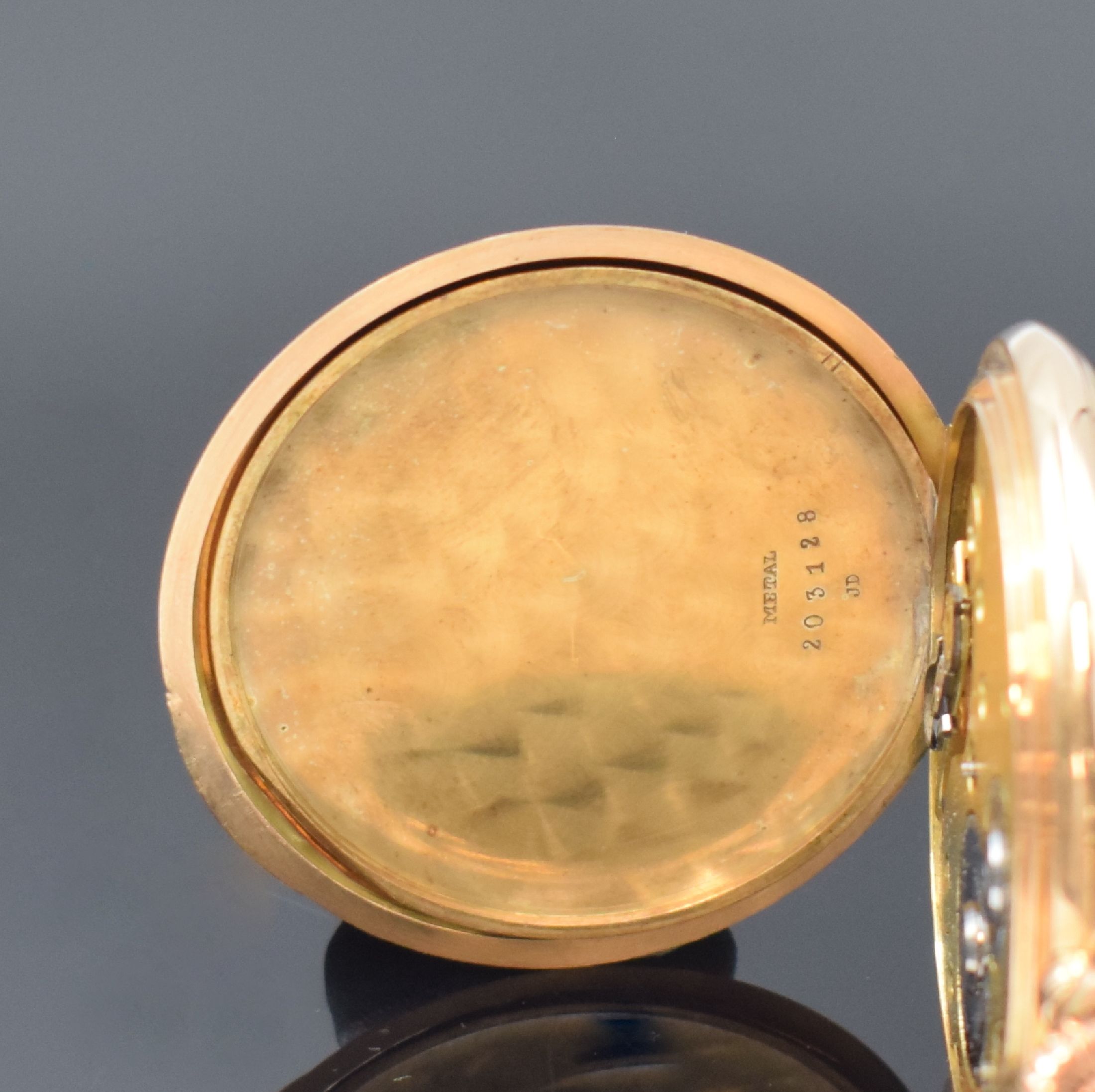 Detail e: Savonette in RG 585/000, Schweiz um 1900, 2-Deckel Goldgeh., Emailzifferbl. m. arab. Zahlen, gold. Zeiger, verg. Werk m. Komp.-Unr. u. Breguet-Sp., ...
