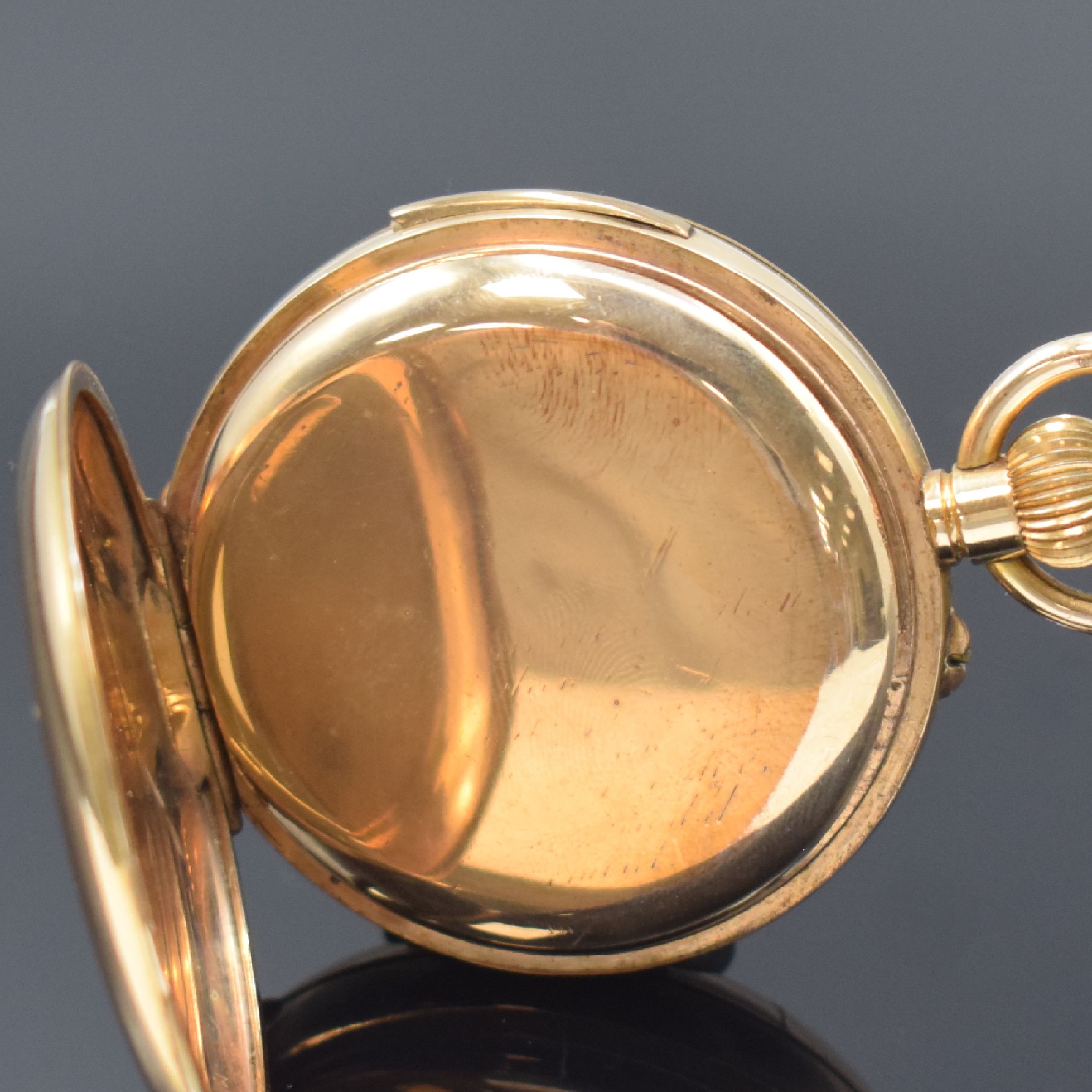Detail c: Offene Taschenuhr mit Minutenrepetition, Schweiz um 1900, verg. Gehäuse, Emailzifferbl. m. röm. Zahlen l. besch., gebl. Birnenzeiger, verg. Werk m. ...