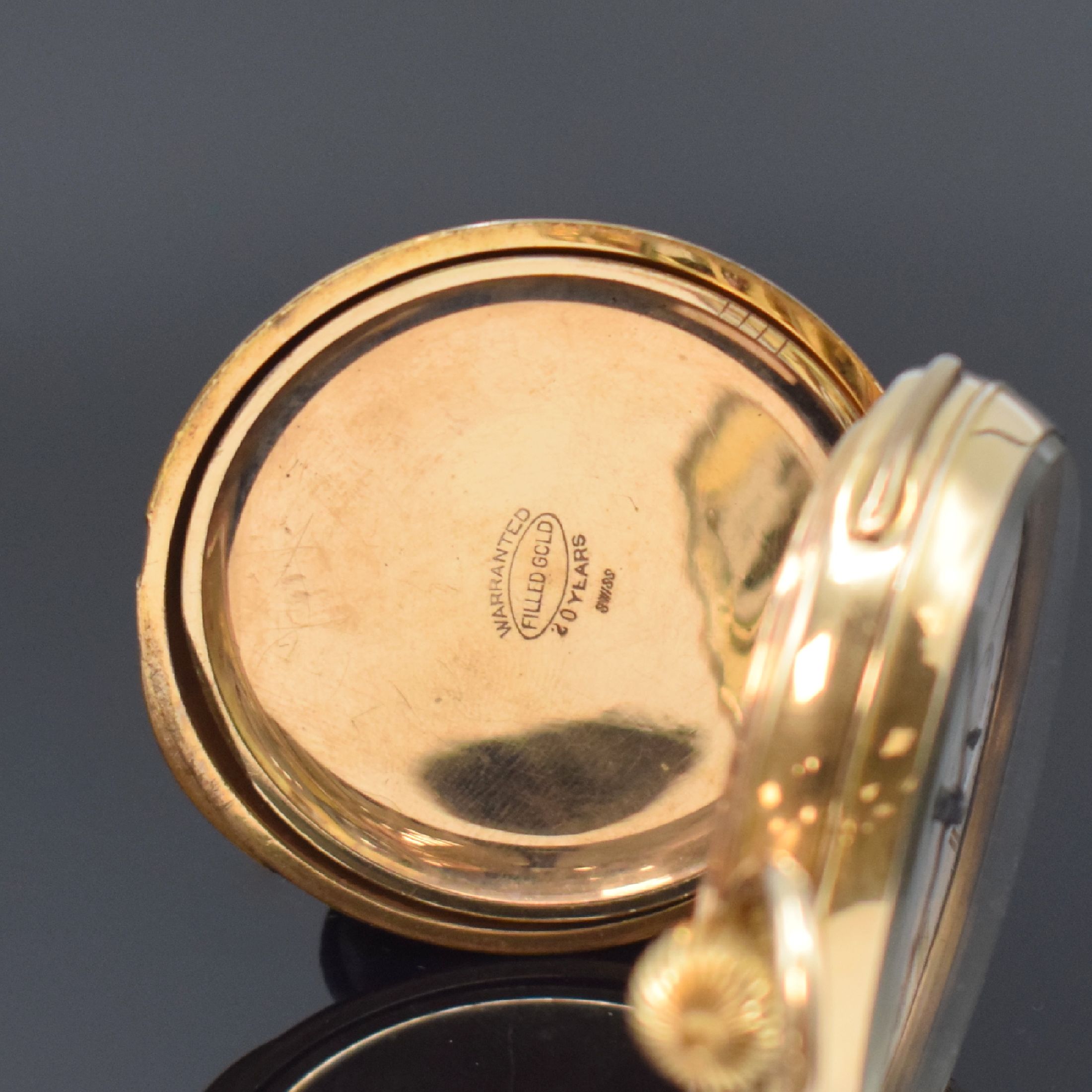Detail d: Offene Taschenuhr mit Minutenrepetition, Schweiz um 1900, verg. Gehäuse, Emailzifferbl. m. röm. Zahlen l. besch., gebl. Birnenzeiger, verg. Werk m. ...
