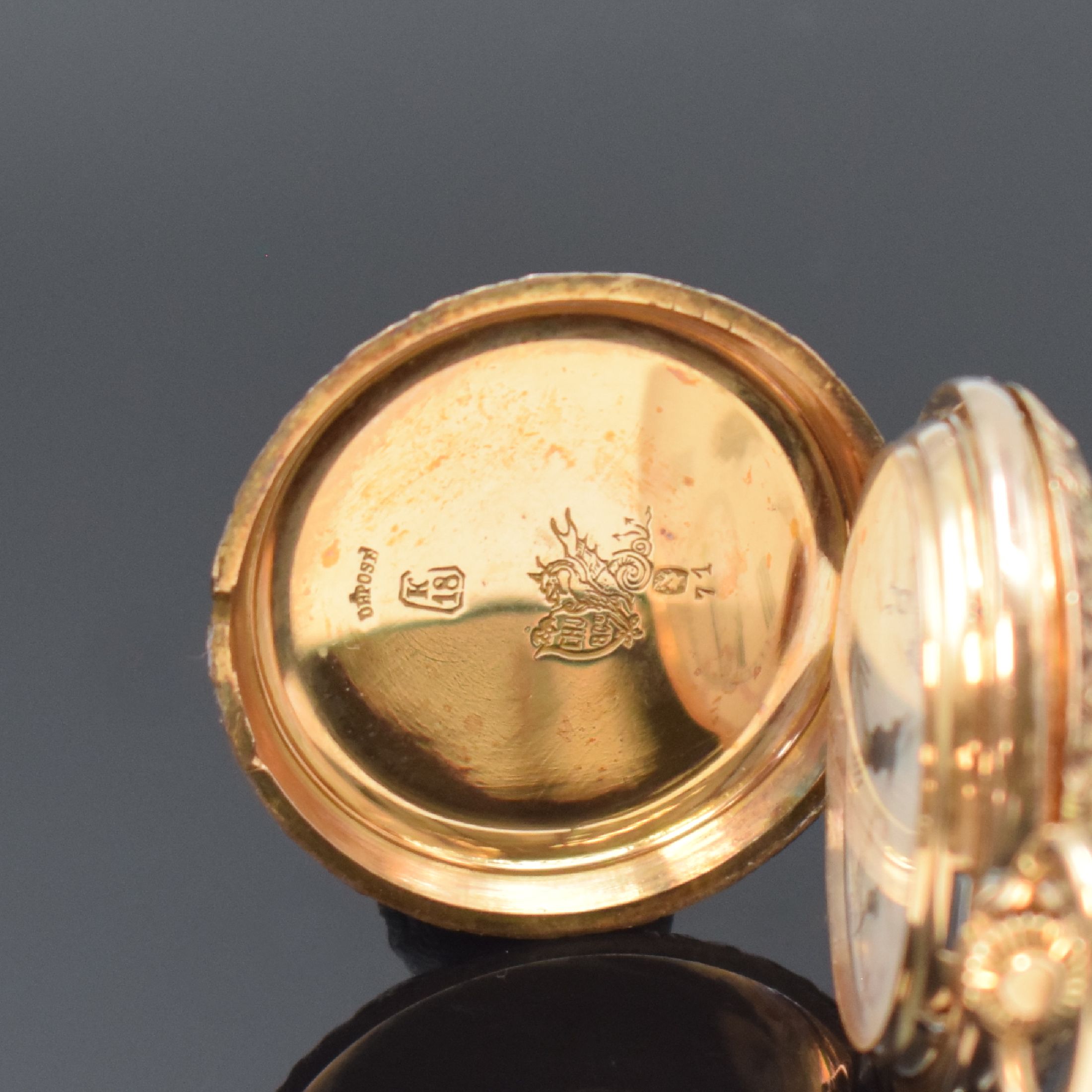 Detail a: LONGINES Damensavonette in GG/RG 750/000, Schweiz um 1890, floral grav. 3-Deckel Goldgeh., Sprungdeckel m. Diamanten u. Rubinen bes. (2 fehl.), ...