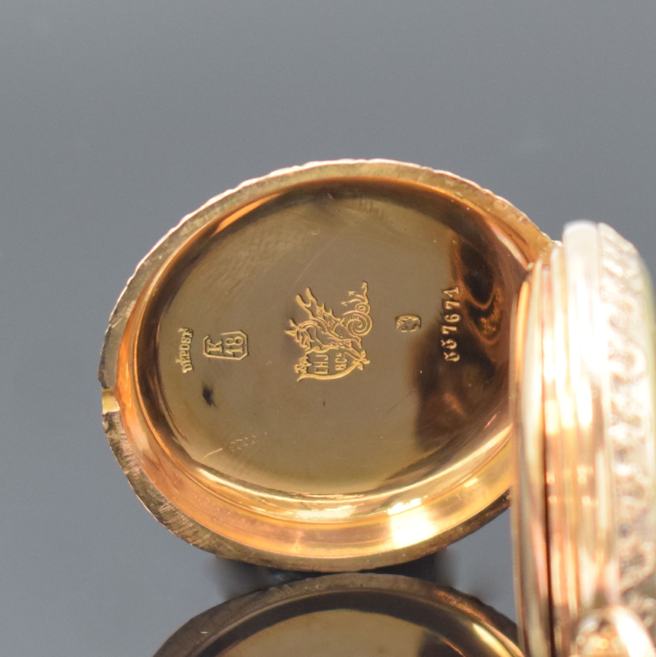 Detail d: LONGINES Damensavonette in GG/RG 750/000, Schweiz um 1890, floral grav. 3-Deckel Goldgeh., Sprungdeckel m. Diamanten u. Rubinen bes. (2 fehl.), ...