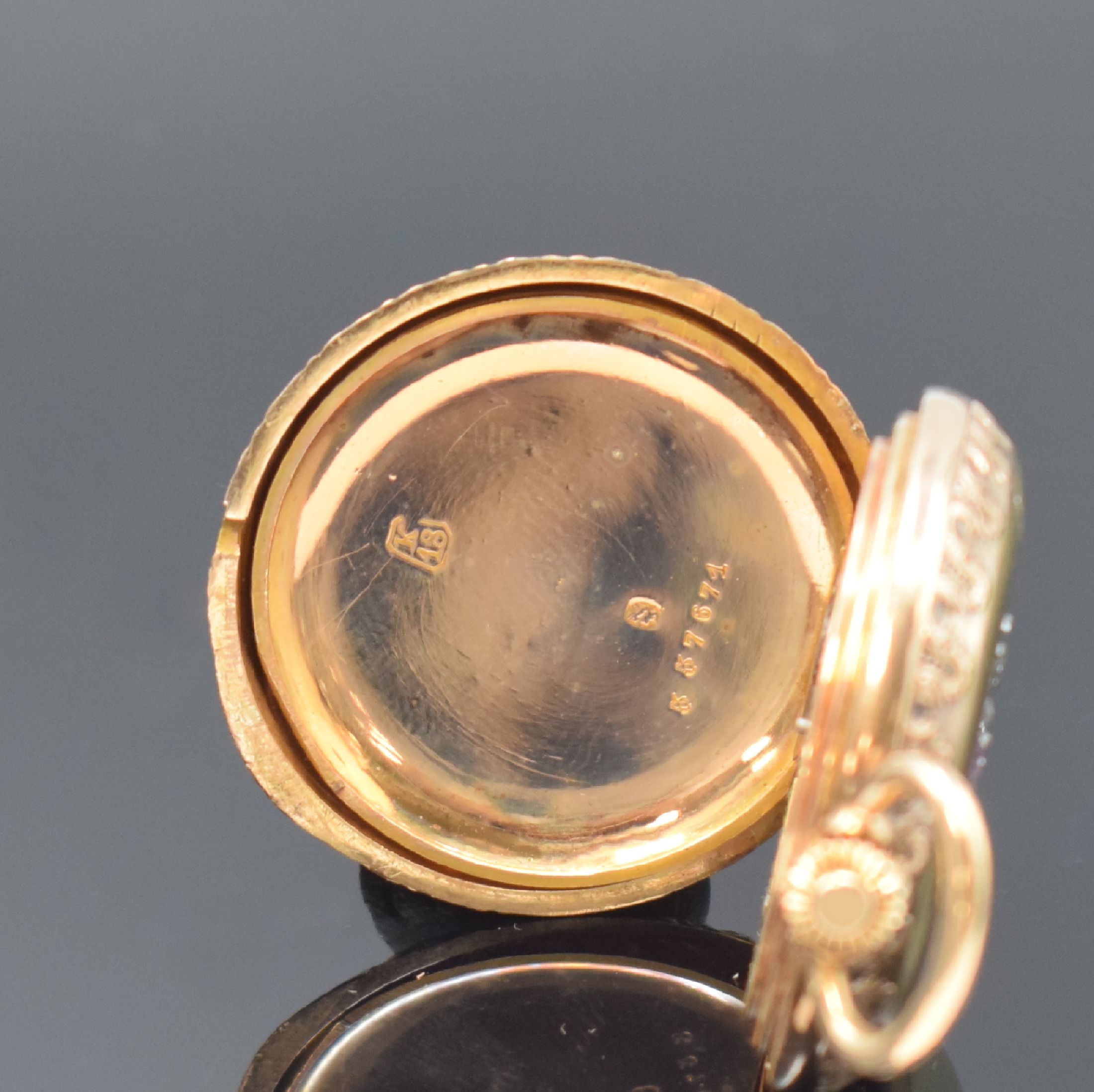 Detail f: LONGINES Damensavonette in GG/RG 750/000, Schweiz um 1890, floral grav. 3-Deckel Goldgeh., Sprungdeckel m. Diamanten u. Rubinen bes. (2 fehl.), ...