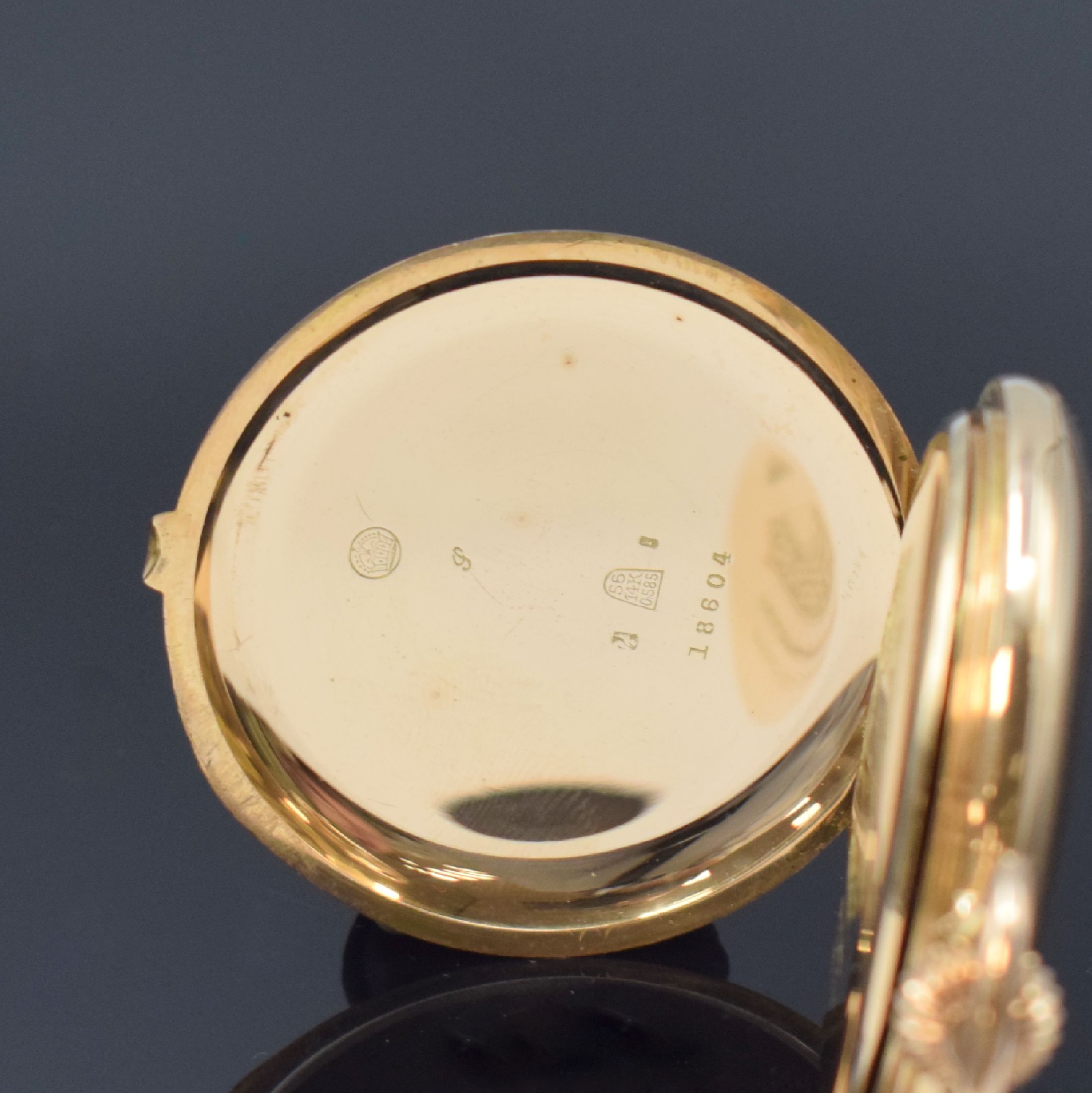 Detail b: Savonette in RoseG 585/000, Schweiz um 1900, 3-Deckel Goldgeh. m. a-goutte, Zifferbl. m. nachtr. erotischer Bemalung, arab. Zahlen, gold. Zeiger, ...