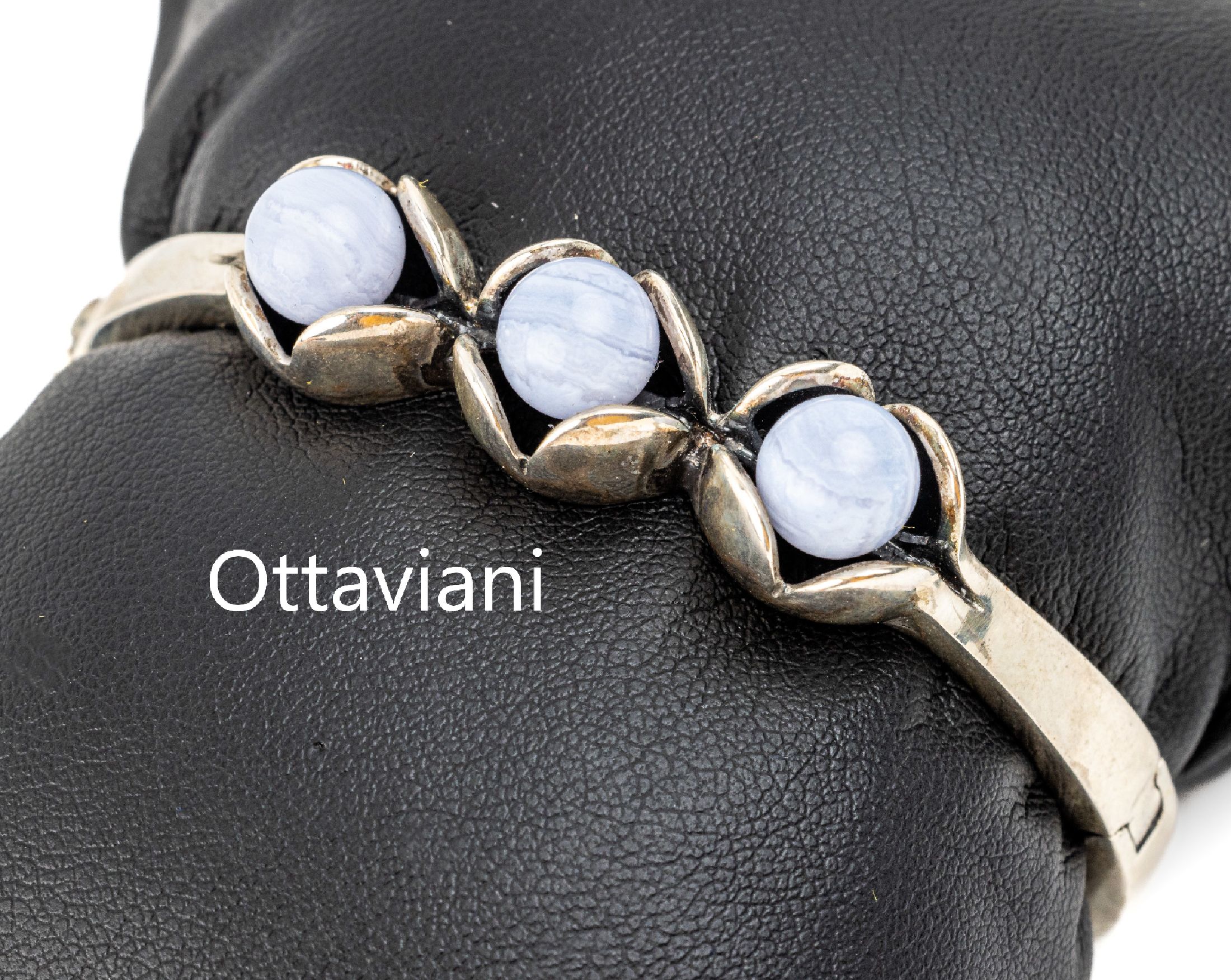 OTTAVIANI 925er Silber Armreif, 3 hellblaue Chalcedonkugeln, ca. 5.5 x 4.5 cm,Schraubschließe