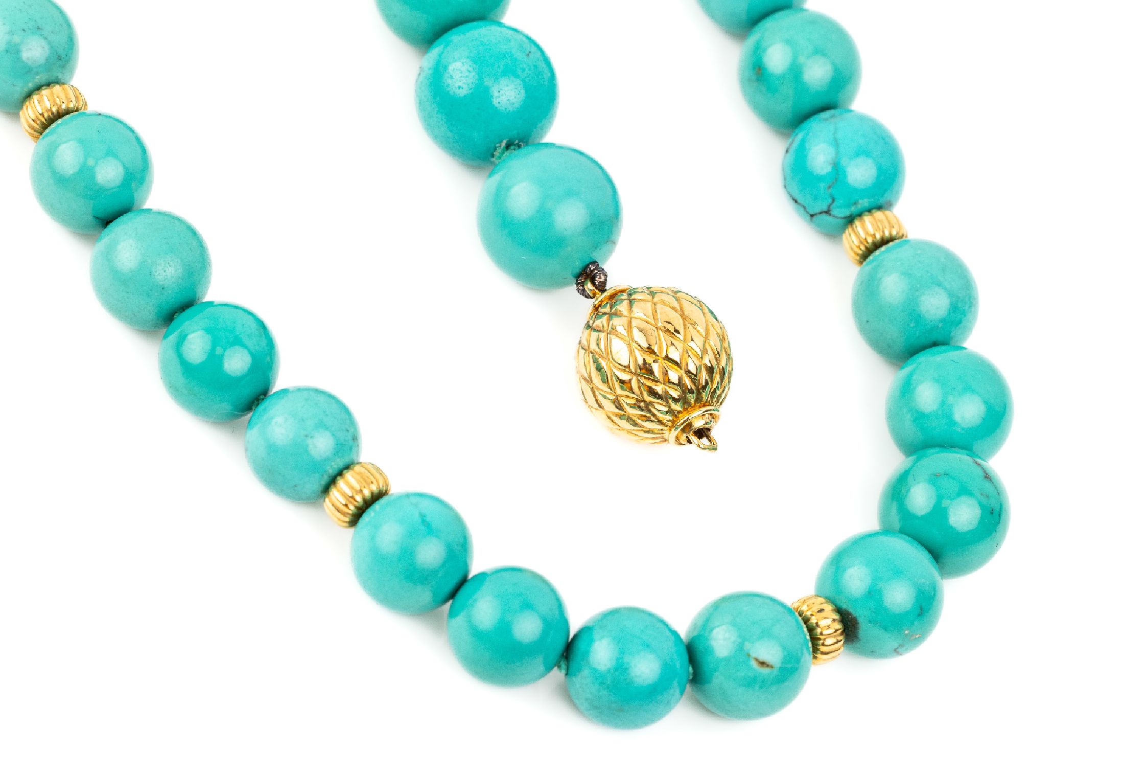 Collier mit Türkiskugeln, Kugelschließe 18 kt Gold, GG 750/000, GG-Zwischenelement, Türkiskugeln Durchm. ca. 14 mm, L ca. 61.5 cm