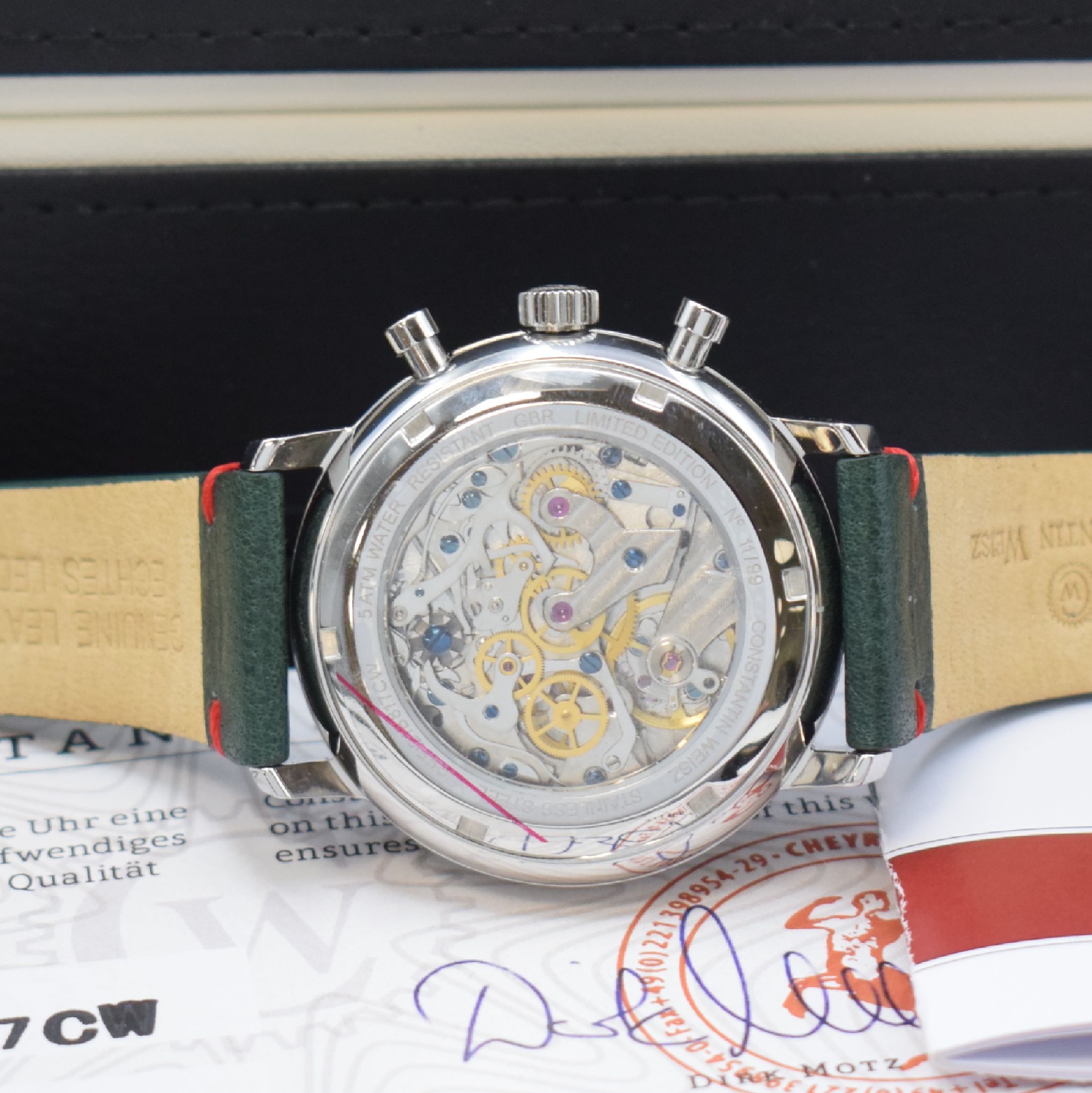 Detail d: CONSTANTIN WEISZ Racing Limitierter Chronograph in Edelstahl Referenz 21B817CW, Deutschland akt. Prod., Handaufzug, beids. vergl. Gehäuse, Boden ...