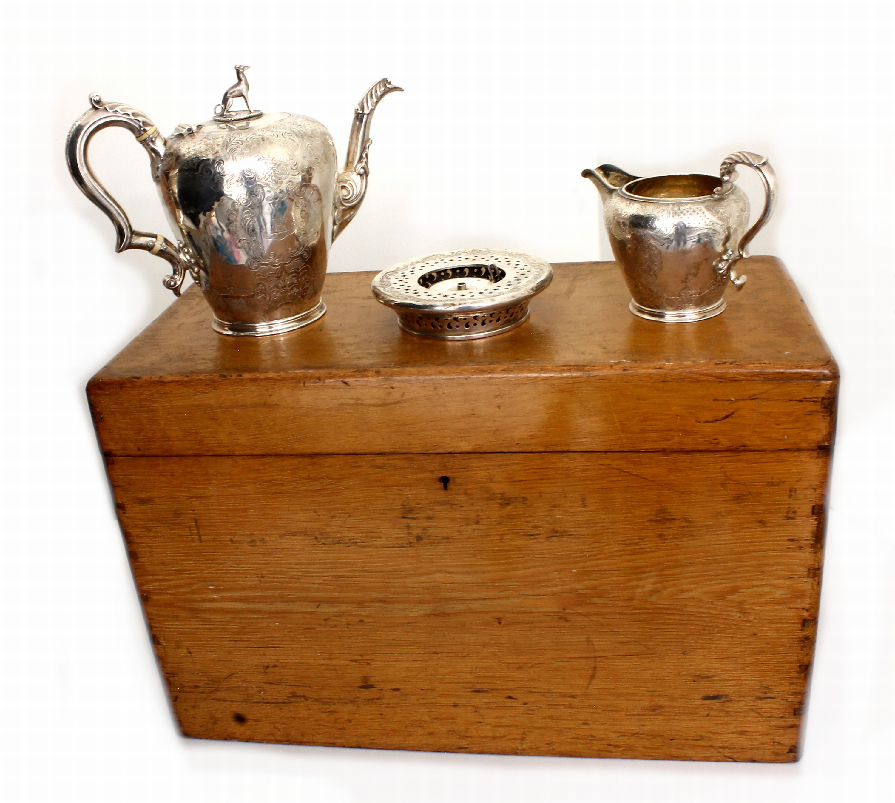 Detail b: 5-teiliges Kaffee- und Teeservice, England, London 1836, 925er Silber, Meistermarke wohl Joseph Angell, best. aus: Kaffeekanne und Teekanne (Deckel ...