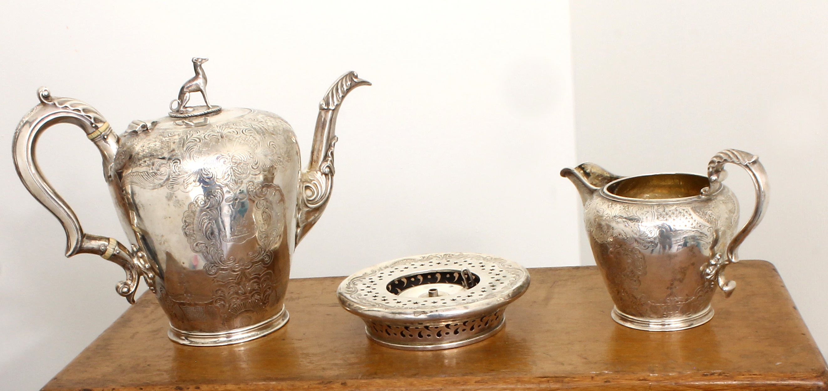 Detail c: 5-teiliges Kaffee- und Teeservice, England, London 1836, 925er Silber, Meistermarke wohl Joseph Angell, best. aus: Kaffeekanne und Teekanne (Deckel ...