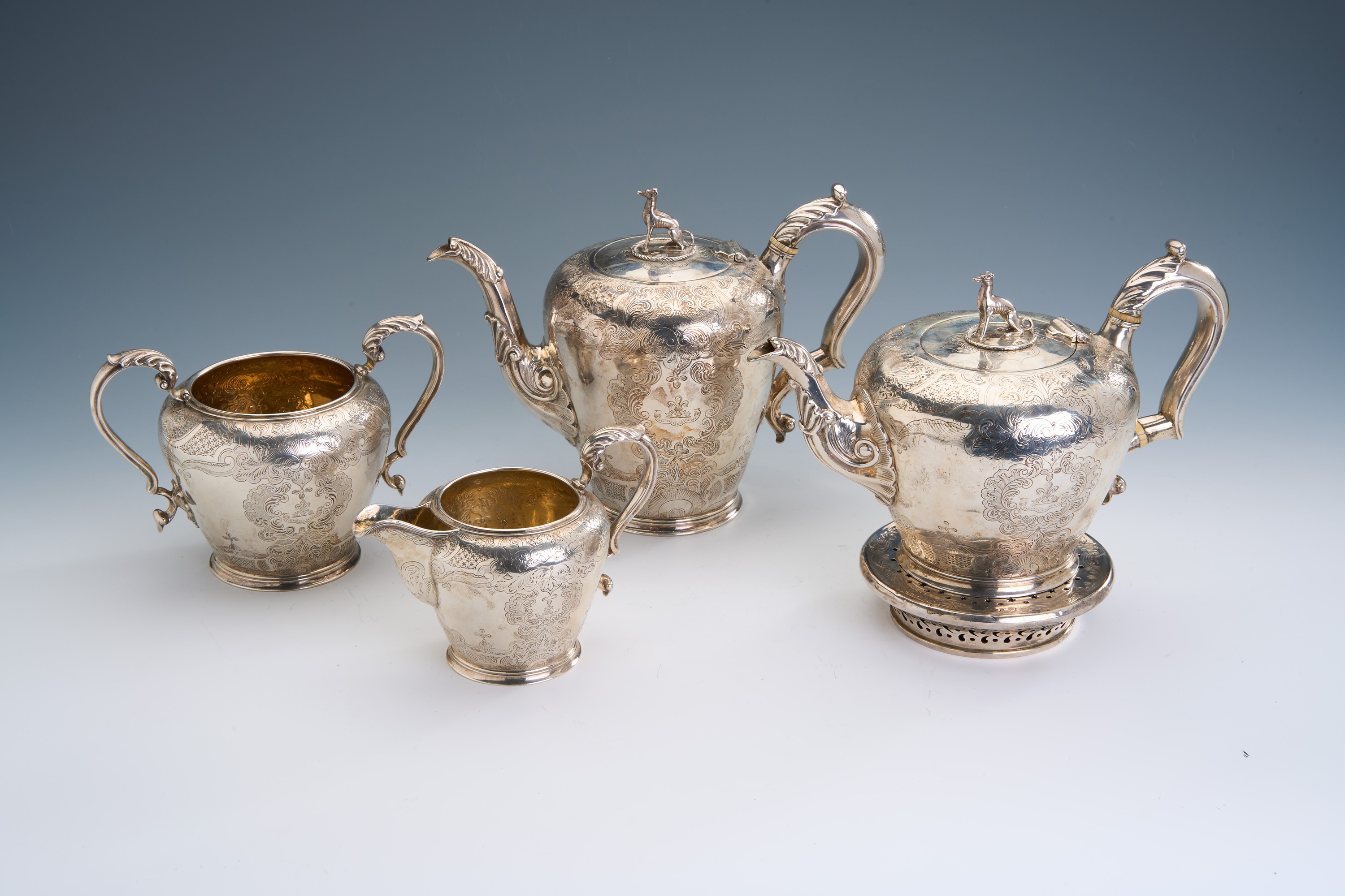 Detail d: 5-teiliges Kaffee- und Teeservice, England, London 1836, 925er Silber, Meistermarke wohl Joseph Angell, best. aus: Kaffeekanne und Teekanne (Deckel ...