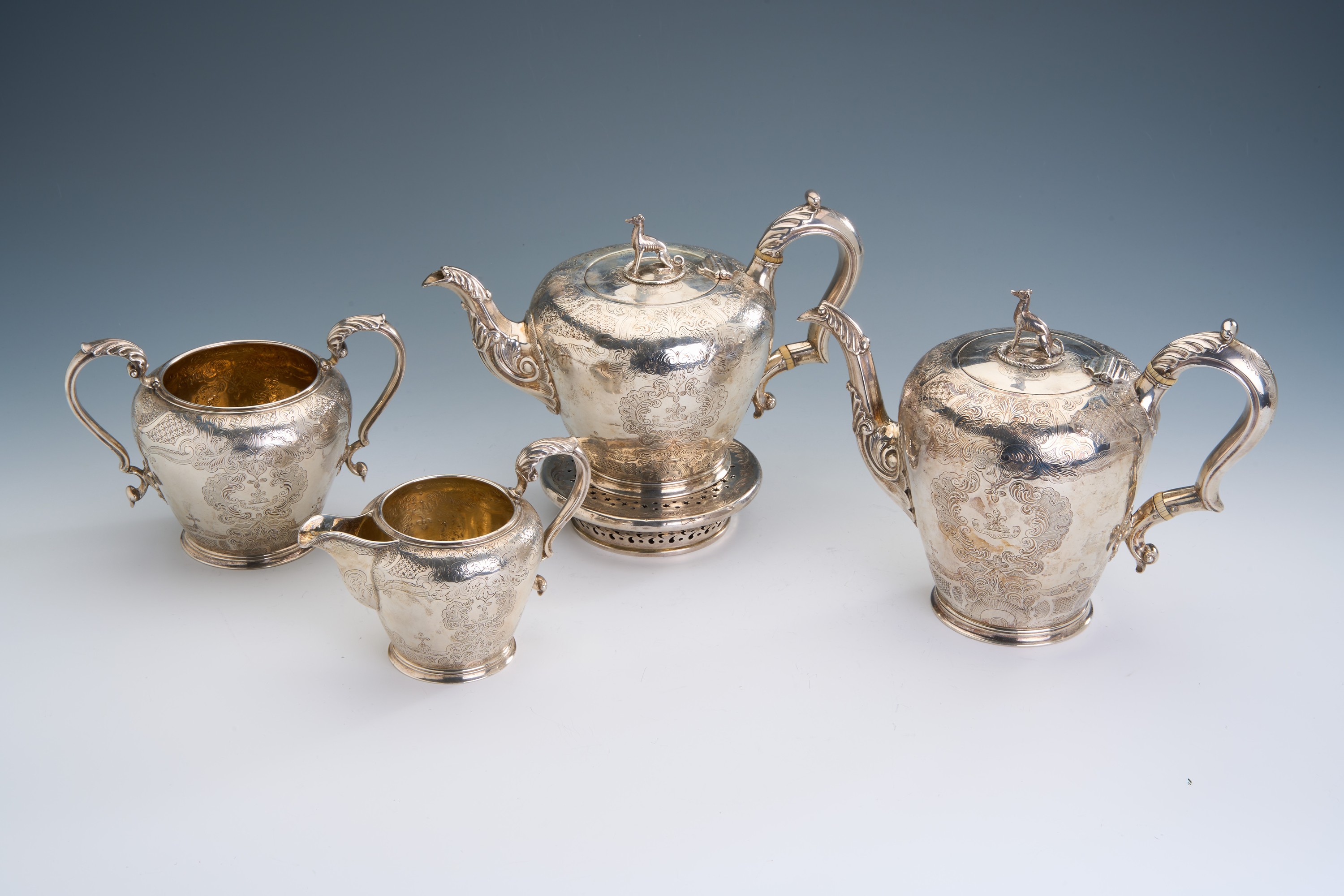 Detail e: 5-teiliges Kaffee- und Teeservice, England, London 1836, 925er Silber, Meistermarke wohl Joseph Angell, best. aus: Kaffeekanne und Teekanne (Deckel ...
