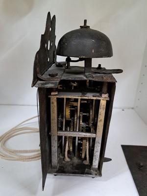 Wanduhr sog. Vorderzappler, Alpenländisch um 1800, bemaltes Schild, mittig dörfliche Ansicht im Gebirge (wohl nachgefaßt), alter fixierter ...