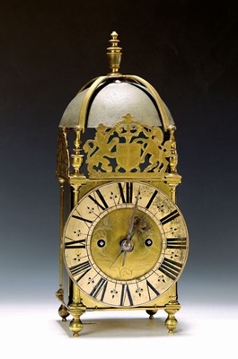 Laternenuhr, Historismus, nach altem englischen Vorbild, Messinggehäuse, als Tischuhr, versilberter Ziffernring (ber r.), Stahlzeiger, 3 Aufsätze ...