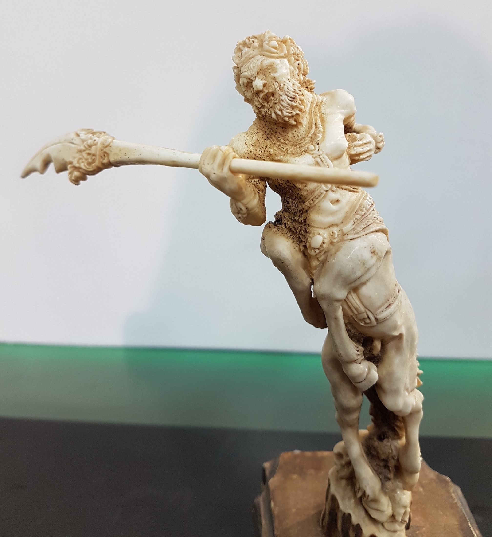 Detail a: Zentaurus, Hirschhorn geschnitzt, feine, ausdrucksstarke Schnitzarbeit, auf Barockstilsockel, Gesamthöhe ca. 21 cm
