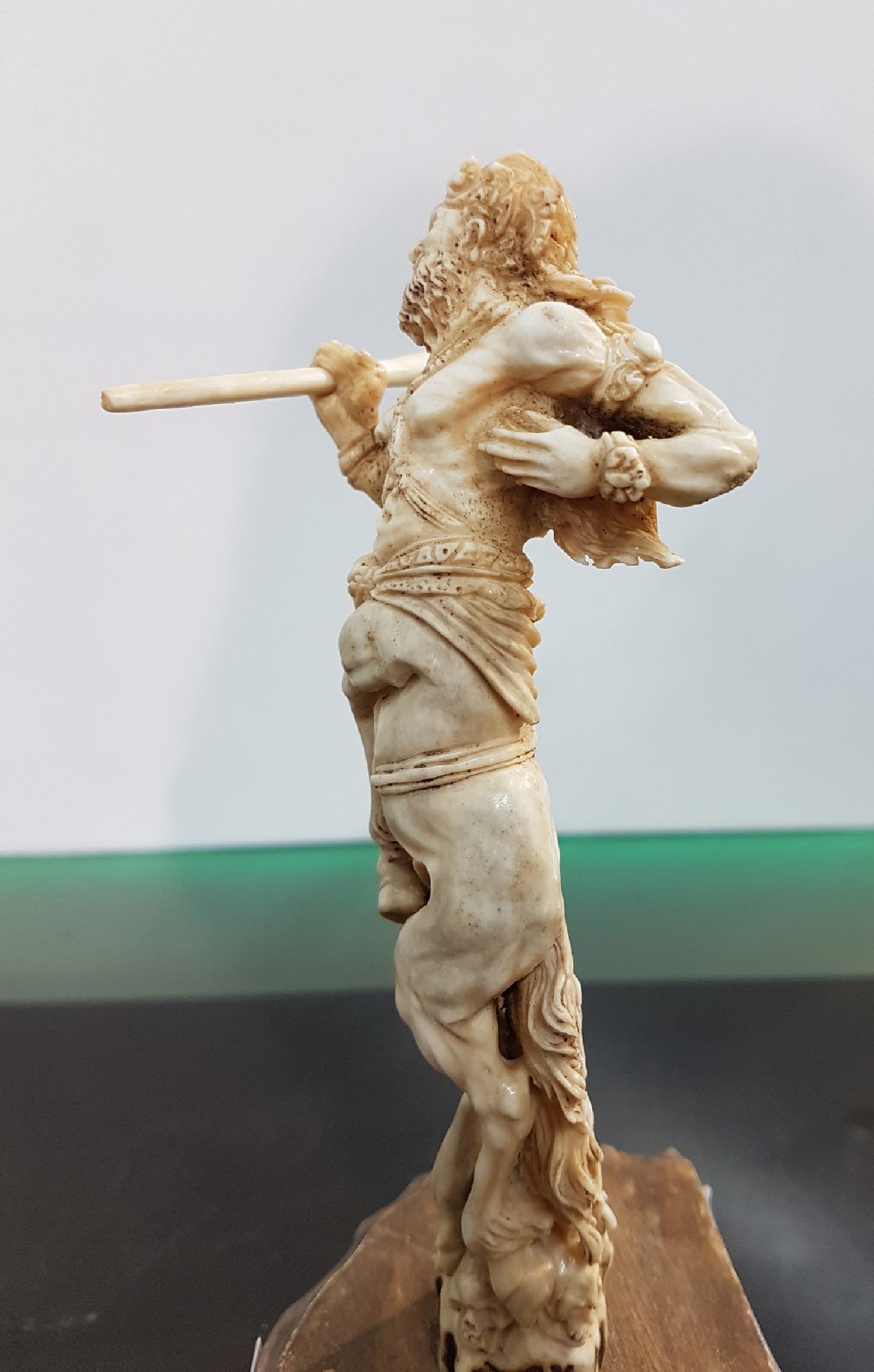 Detail b: Zentaurus, Hirschhorn geschnitzt, feine, ausdrucksstarke Schnitzarbeit, auf Barockstilsockel, Gesamthöhe ca. 21 cm