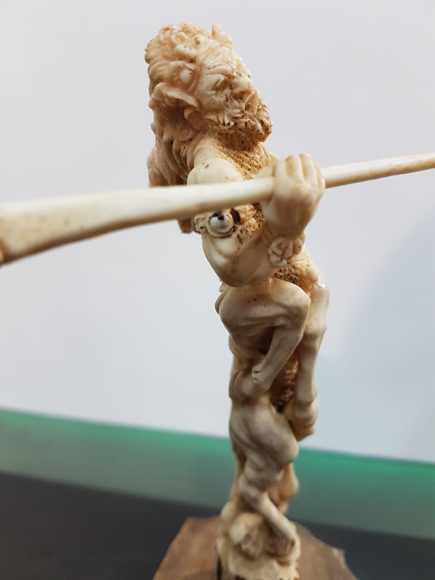 Detail d: Zentaurus, Hirschhorn geschnitzt, feine, ausdrucksstarke Schnitzarbeit, auf Barockstilsockel, Gesamthöhe ca. 21 cm