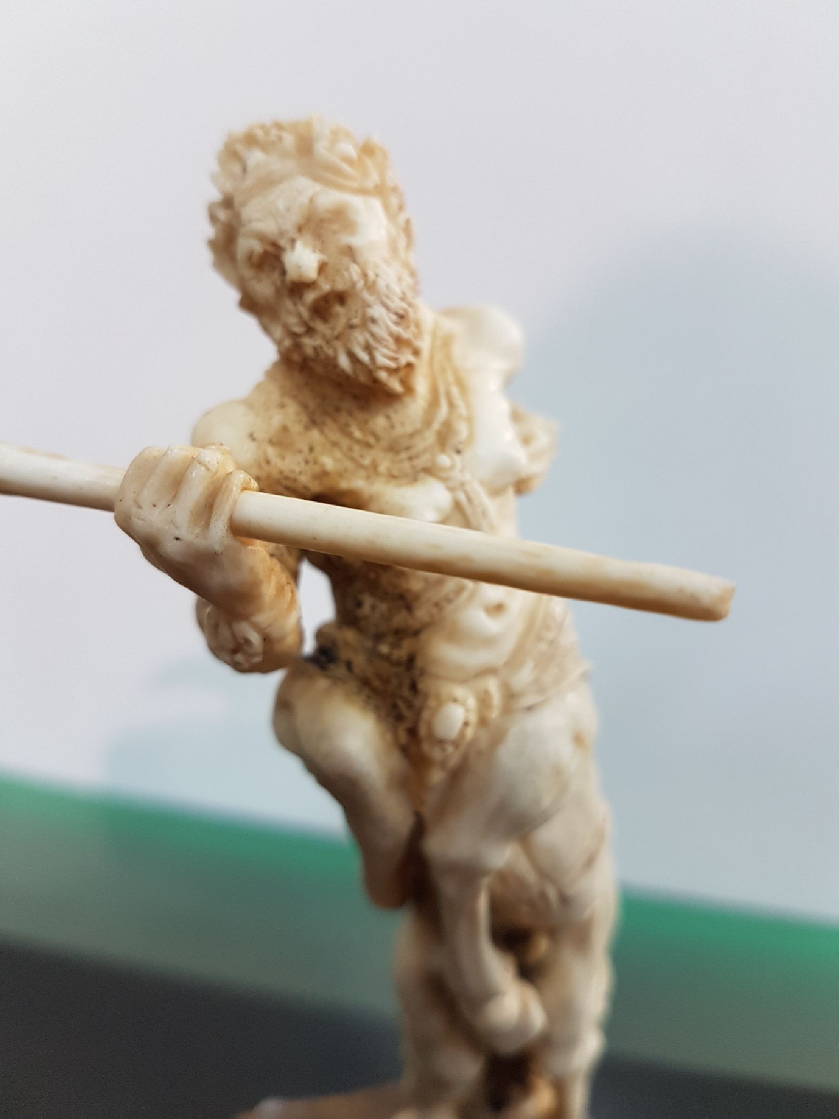 Detail e: Zentaurus, Hirschhorn geschnitzt, feine, ausdrucksstarke Schnitzarbeit, auf Barockstilsockel, Gesamthöhe ca. 21 cm